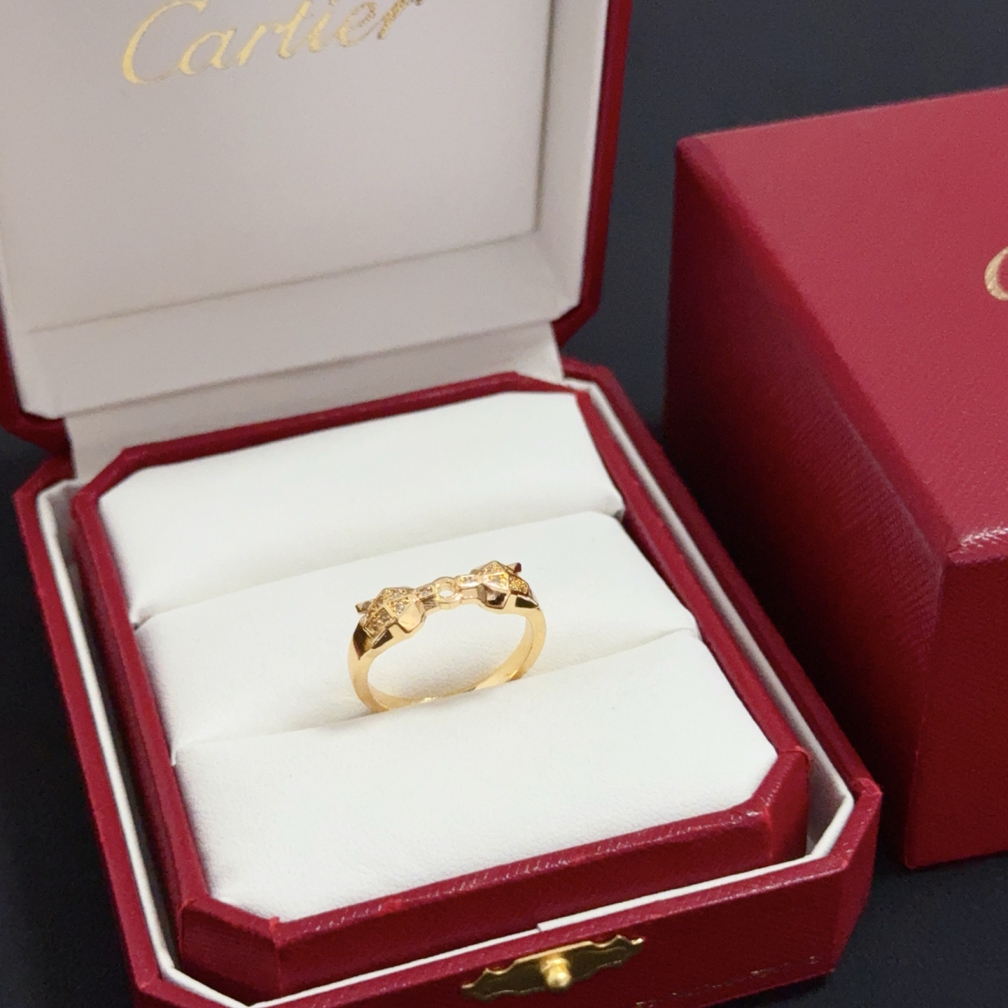 NO:556834,Cartier diamond-set ring, high-end customized version, diamond-set technology, V gold material, classic and fashionable style, using sharp lines to reconstruct the aesthetics of love!  Breaking the rules, the diamond-encrusted design actually achieves the ceiling of high-end sense - no need for flashy accumulation, love should be as pure as ever. Cartier is loved by many celebrities and Internet celebrities. The Leopard series bracelet is absolutely an eternal classic, and it is not limited to men and women, and there is no age limit!  Wear it and you will be the center of attention!  , jewelry boutique, cartier, ring, bracelet19860909卡地亚镶钻戒指 高端定制版本 镶嵌钻工艺 V金材质 经典而时尚风格 用凌厉线条重构爱情美学！打破常规,镶嵌钻设计反而成就高级感天花板——无需浮华堆砌,爱本应纯粹如初 卡地亚受众多明星网红的爱戴 豹子系列手镯 绝对是永恒经典 而且男女不限 年龄不限 ！戴上它你就是焦点！,饰品精品,cartier,ring,bracelet,Jewelry