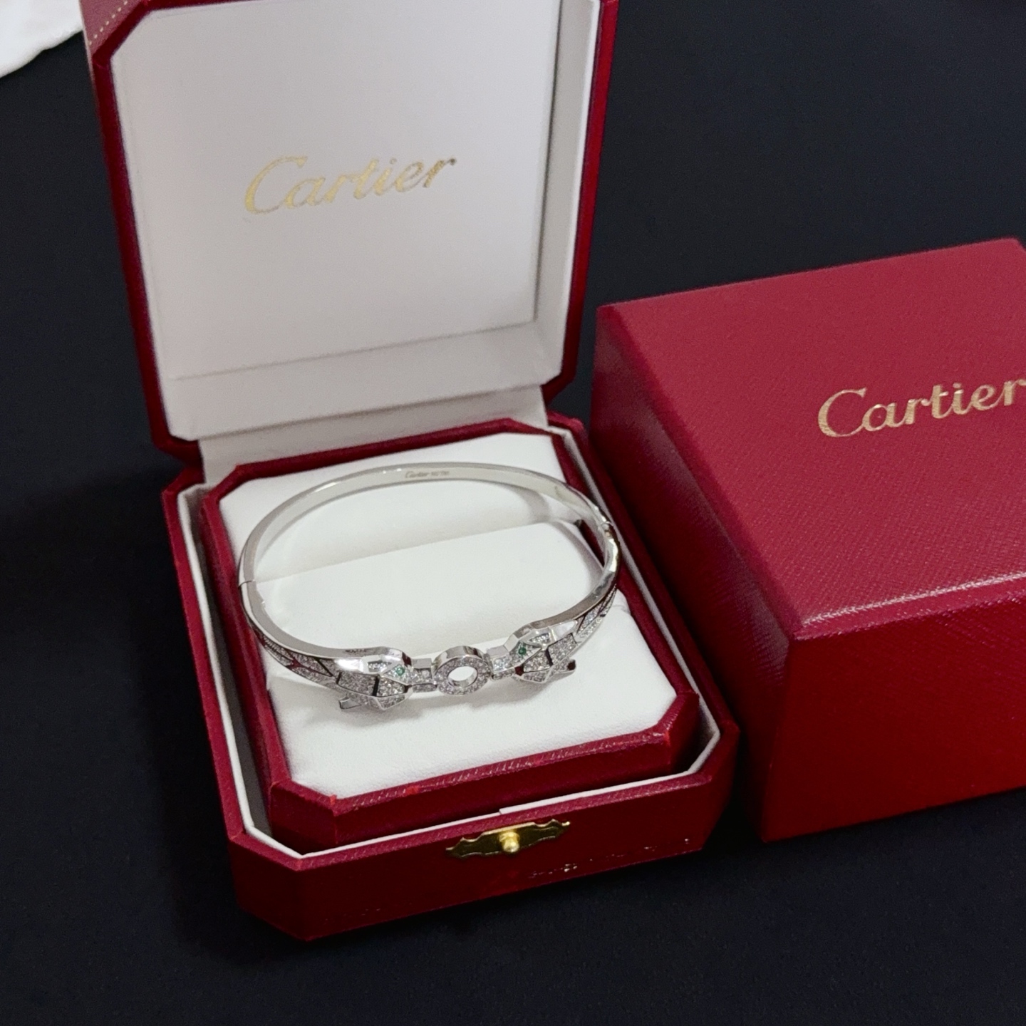 NO:556838,Cartier cheetah diamond-encrusted bracelet, high-end customized version, diamond-encrusted craftsmanship, V gold material, classic and fashionable style, reconstruct the aesthetics of love with sharp lines!  Breaking the rules, the diamond-encrusted design actually achieves the ceiling of high-end sense - no need for flashy accumulation, love should be as pure as ever. Cartier is loved by many celebrities and Internet celebrities. The Leopard series bracelet is absolutely an eternal classic, and it is not limited to men and women, and there is no age limit!  Wear it and you will be the center of attention!  , jewelry boutique, cartier, bracelet19860909卡地亚猎豹镶钻手镯 高端定制版本 镶嵌钻工艺 V金材质 经典而时尚风格 用凌厉线条重构爱情美学！打破常规,镶嵌钻设计反而成就高级感天花板——无需浮华堆砌,爱本应纯粹如初 卡地亚受众多明星网红的爱戴 豹子系列手镯 绝对是永恒经典 而且男女不限 年龄不限 ！戴上它你就是焦点！,饰品精品,cartier,bracelet,Jewelry