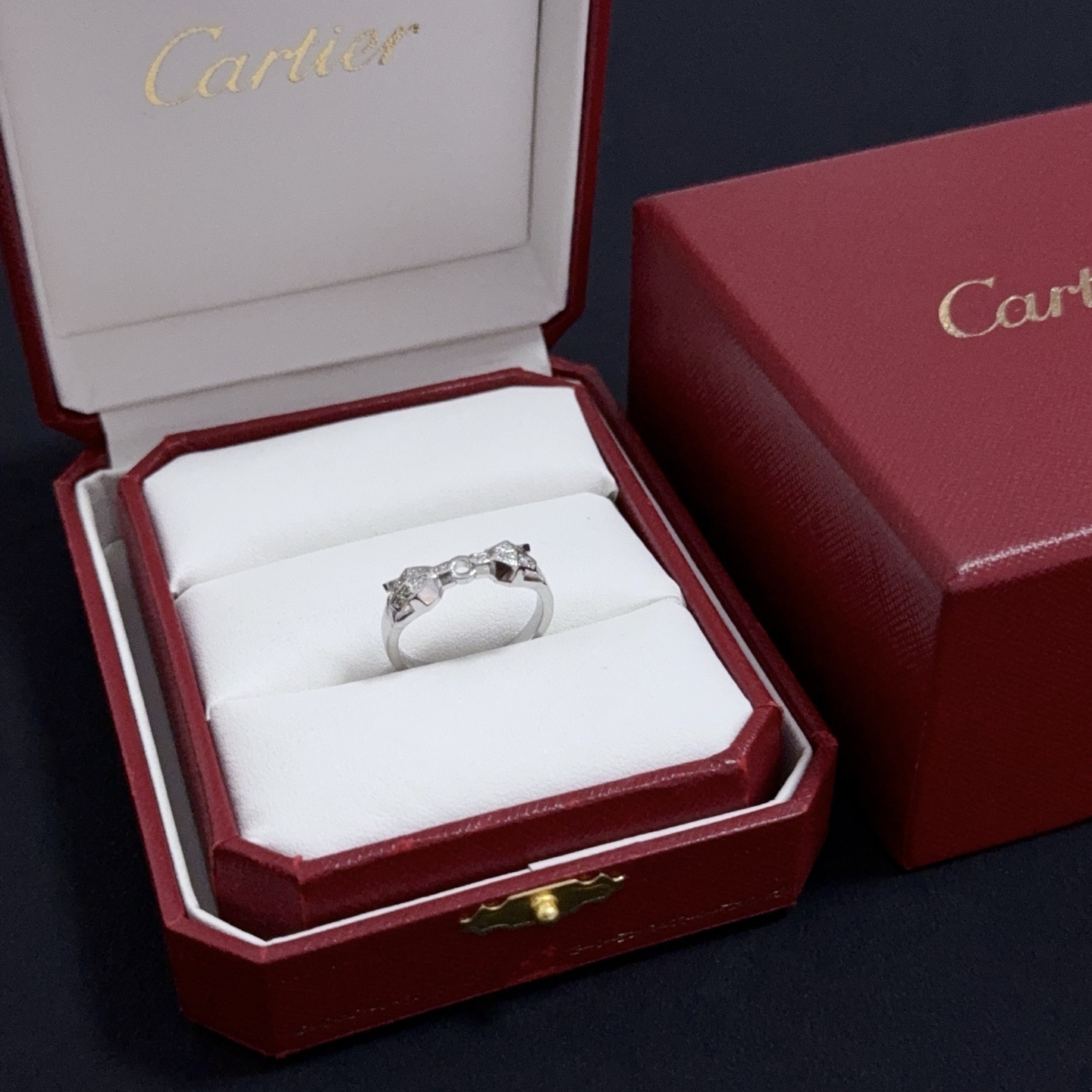 NO:556844,Cartier diamond-set ring, high-end customized version, diamond-set technology, V gold material, classic and fashionable style, using sharp lines to reconstruct the aesthetics of love!  Breaking the rules, the diamond-encrusted design actually achieves the ceiling of high-end sense - no need for flashy accumulation, love should be as pure as ever. Cartier is loved by many celebrities and Internet celebrities. The Leopard series bracelet is absolutely an eternal classic, and it is not limited to men and women, and there is no age limit!  Wear it and you will be the center of attention!  , jewelry boutique, cartier, ring, bracelet19860909卡地亚镶钻戒指 高端定制版本 镶嵌钻工艺 V金材质 经典而时尚风格 用凌厉线条重构爱情美学！打破常规,镶嵌钻设计反而成就高级感天花板——无需浮华堆砌,爱本应纯粹如初 卡地亚受众多明星网红的爱戴 豹子系列手镯 绝对是永恒经典 而且男女不限 年龄不限 ！戴上它你就是焦点！,饰品精品,cartier,ring,bracelet,Jewelry