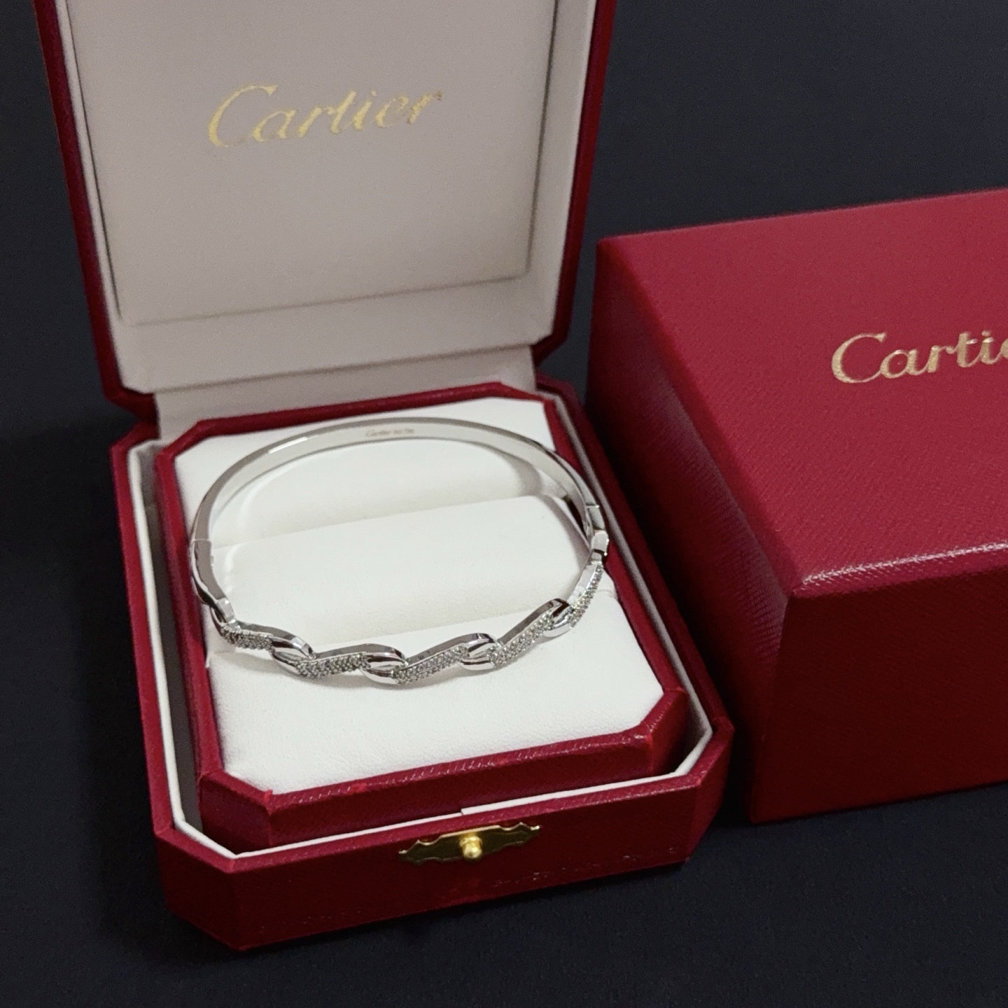 NO:556848,Cartier diamond-encrusted bracelet, high-end customized version, diamond-encrusted craftsmanship, V gold material, classic and fashionable style, reconstruct the aesthetics of love with sharp lines!  Breaking the rules, the diamond-encrusted design actually achieves the ceiling of high-end sense - no need for flashy accumulation, love should be as pure as ever. Cartier is loved by many celebrities and Internet celebrities. The Leopard series bracelet is absolutely an eternal classic, and it is not limited to men and women, and there is no age limit!  Wear it and you will be the center of attention!  , jewelry boutique, cartier, bracelet19860909卡地亚镶钻手镯 高端定制版本 镶嵌钻工艺 V金材质 经典而时尚风格 用凌厉线条重构爱情美学！打破常规,镶嵌钻设计反而成就高级感天花板——无需浮华堆砌,爱本应纯粹如初 卡地亚受众多明星网红的爱戴 豹子系列手镯 绝对是永恒经典 而且男女不限 年龄不限 ！戴上它你就是焦点！,饰品精品,cartier,bracelet,Jewelry