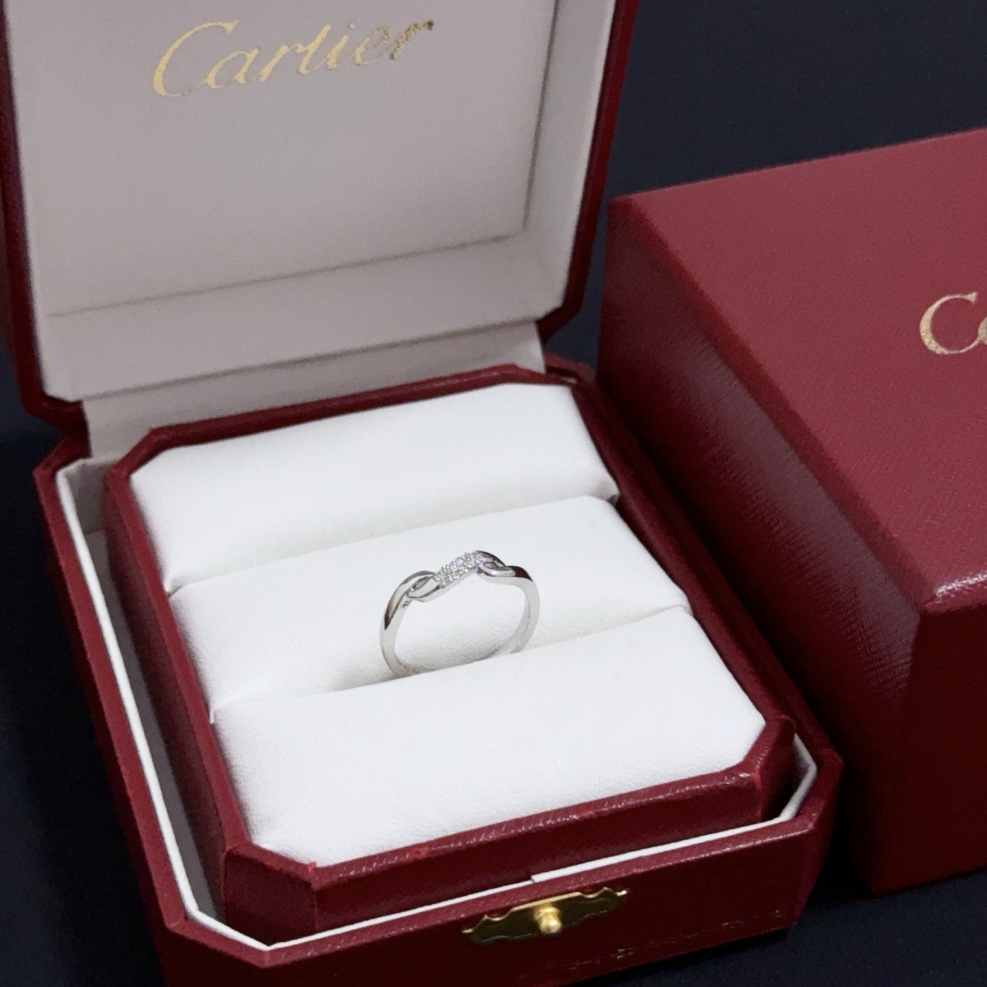 NO:556852,Cartier diamond-set ring, high-end customized version, diamond-set technology, V gold material, classic and fashionable style, using sharp lines to reconstruct the aesthetics of love!  Breaking the rules, the diamond-encrusted design actually achieves the ceiling of high-end sense - no need for flashy accumulation, love should be as pure as ever. Cartier is loved by many celebrities and Internet celebrities. The Leopard series bracelet is absolutely an eternal classic, and it is not limited to men and women, and there is no age limit!  Wear it and you will be the center of attention!  , jewelry boutique, cartier, ring, bracelet19860909卡地亚镶钻戒指 高端定制版本 镶嵌钻工艺 V金材质 经典而时尚风格 用凌厉线条重构爱情美学！打破常规,镶嵌钻设计反而成就高级感天花板——无需浮华堆砌,爱本应纯粹如初 卡地亚受众多明星网红的爱戴 豹子系列手镯 绝对是永恒经典 而且男女不限 年龄不限 ！戴上它你就是焦点！,饰品精品,cartier,ring,bracelet,Jewelry