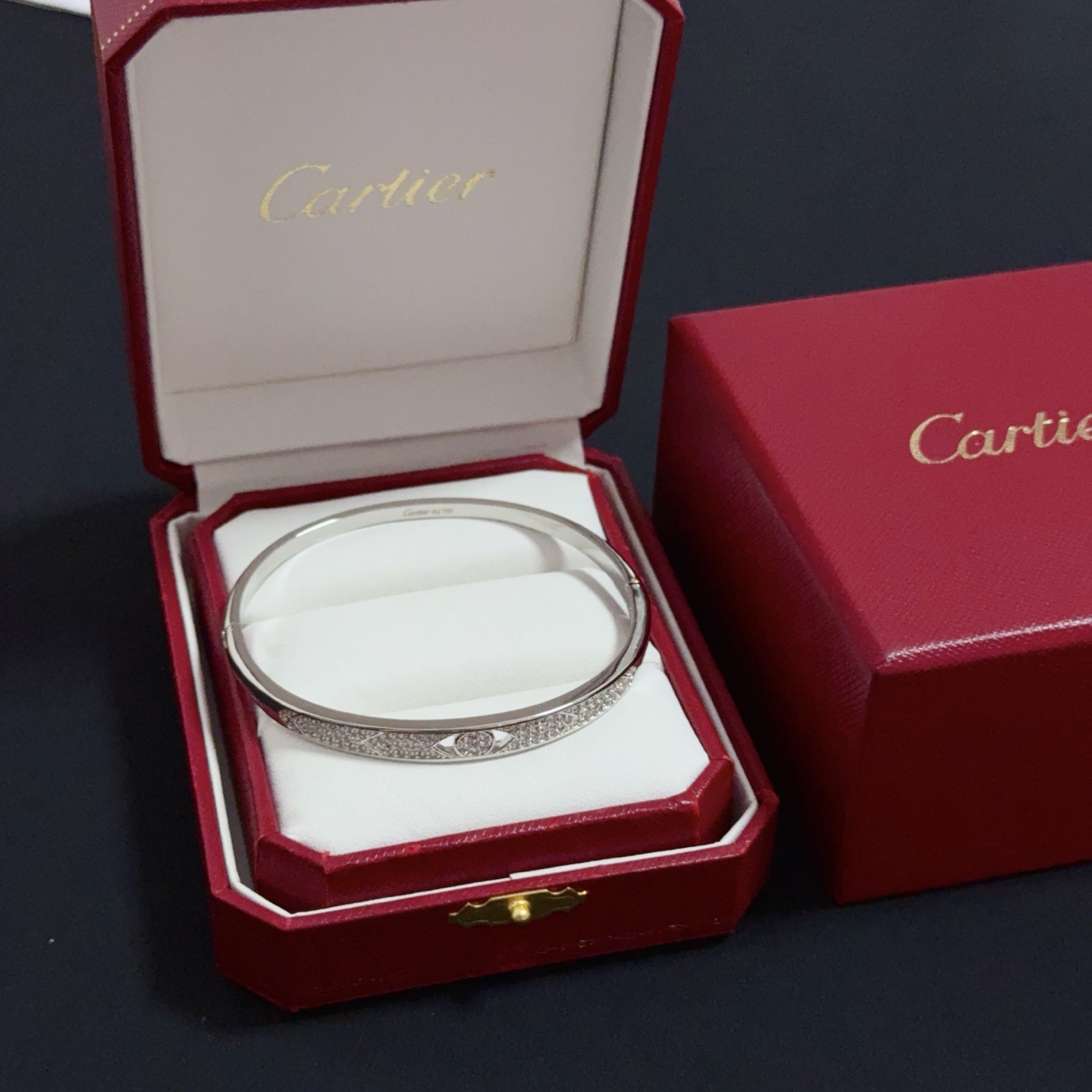 NO:556856,Cartier diamond-encrusted bracelet, high-end customized version, diamond-encrusted craftsmanship, V gold material, classic and fashionable style, reconstruct the aesthetics of love with sharp lines!  Breaking the rules, the diamond-encrusted design actually achieves the ceiling of high-end sense - no need for flashy accumulation, love should be as pure as ever. Cartier is loved by many celebrities and Internet celebrities. The Leopard series bracelet is absolutely an eternal classic, and it is not limited to men and women, and there is no age limit!  Wear it and you will be the center of attention!  , jewelry boutique, cartier, bracelet19860909卡地亚镶钻手镯 高端定制版本 镶嵌钻工艺 V金材质 经典而时尚风格 用凌厉线条重构爱情美学！打破常规,镶嵌钻设计反而成就高级感天花板——无需浮华堆砌,爱本应纯粹如初 卡地亚受众多明星网红的爱戴 豹子系列手镯 绝对是永恒经典 而且男女不限 年龄不限 ！戴上它你就是焦点！,饰品精品,cartier,bracelet,Jewelry