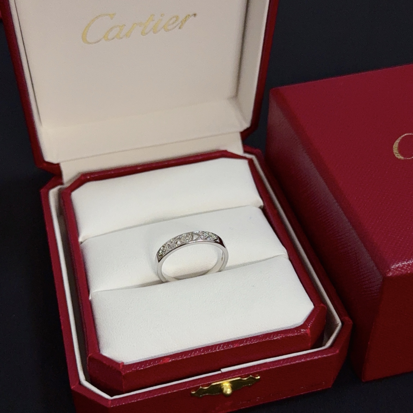 NO:556861,Cartier diamond-set ring, high-end customized version, diamond-set technology, V gold material, classic and fashionable style, using sharp lines to reconstruct the aesthetics of love!  Breaking the rules, the diamond-encrusted design actually achieves the ceiling of high-end sense - no need for flashy accumulation, love should be as pure as ever. Cartier is loved by many celebrities and Internet celebrities. The Leopard series bracelet is absolutely an eternal classic, and it is not limited to men and women, and there is no age limit!  Wear it and you will be the center of attention!  , jewelry boutique, cartier, ring, bracelet19860909卡地亚镶钻戒指 高端定制版本 镶嵌钻工艺 V金材质 经典而时尚风格 用凌厉线条重构爱情美学！打破常规,镶嵌钻设计反而成就高级感天花板——无需浮华堆砌,爱本应纯粹如初 卡地亚受众多明星网红的爱戴 豹子系列手镯 绝对是永恒经典 而且男女不限 年龄不限 ！戴上它你就是焦点！,饰品精品,cartier,ring,bracelet,Jewelry