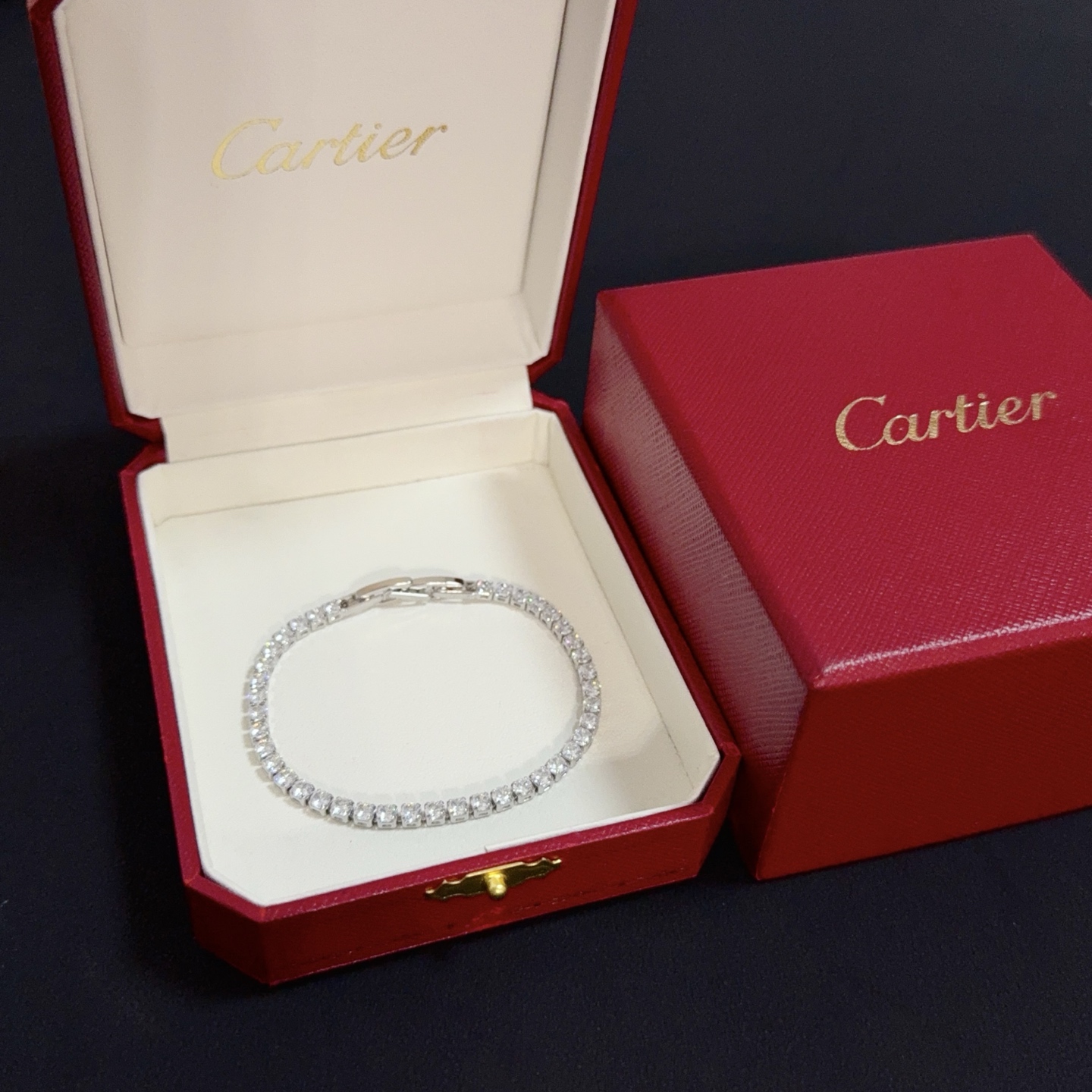 NO:556867,Cartier diamond-encrusted bracelet, high-end customized version, diamond-encrusted craftsmanship, V-gold material, classic and fashionable style, reconstructing the aesthetics of love with sharp lines!  Breaking the rules, the diamond-encrusted design actually achieves the ceiling of high-end sense - no need for flashy accumulation, love should be as pure as ever. Cartier is loved by many celebrities and Internet celebrities. The Leopard series bracelet is absolutely an eternal classic, and it is not limited to men and women, and there is no age limit!  Wear it and you will be the center of attention!  , jewelry boutique,cartier,bracelet,bracelet19860909卡地亚镶钻手链 高端定制版本 镶嵌钻工艺 V金材质 经典而时尚风格 用凌厉线条重构爱情美学！打破常规,镶嵌钻设计反而成就高级感天花板——无需浮华堆砌,爱本应纯粹如初 卡地亚受众多明星网红的爱戴 豹子系列手镯 绝对是永恒经典 而且男女不限 年龄不限 ！戴上它你就是焦点！,饰品精品,cartier,bracelet,bracelet,Jewelry