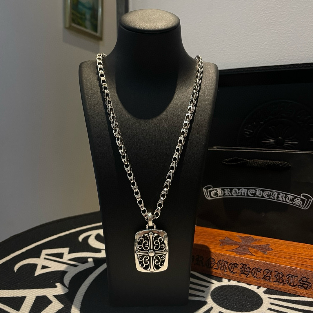 NO:556703,New [counter quality] Chrome Hearts retro cross necklace, square rattan flower cross pendant, concave and convex shapes with different pattern design styles, showing a distinctive cross. The Scout flower is the symbol of Chrome Hearts, so it is more durable. Genuine pattern-printed Chrome Hearts distinguishes the ordinary light version in the market. Match the version and standard quality. Look at the printing details, the degree of retro ash oxidation. Seiko version!  !  !  Purely handmade ~ Authentic open mold fashion essentials. Can be worn by both men and women. Same style for couples. Official website original. Rock punk Thai silver style. Retro elements. Trendy and versatile!  , jewelry boutique, chrome hearts, chrome hearts, necklace19860909新款【专柜品质】Chrome Hearts克罗心复古十字架项链 ,方牌藤花十字架吊坠,凹凸造型不同的花纹设计风格 呈现出与众不同 十字架 童军花是克罗心的志 所以更经久不衰 正品打版Chrome Hearts克罗心 区别市场普通轻版 对版对标品质 看字印细节 复古做旧灰氧程度.精工版本！！！ 纯手工打造 ～正品开模潮流时尚必备 男女均可佩戴 情侣同款 官网原版 摇滚朋克泰银风格 复古元素 潮流百搭！,饰品精品,chrome hearts,chrome hearts,necklace,Jewelry