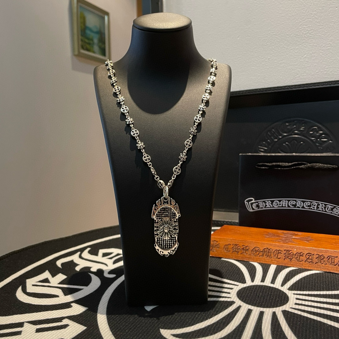 NO:556202,New [Counter Quality] Chrome Hearts Classic Retro Cross Flower Necklace Spider Pendant Concave and Concave Shape Different Pattern Design Styles Present a Distinctive Cross Scout Flower is the symbol of Chrome Hearts, so it is more durable. Genuine pattern-printed Chrome Hearts distinguishes the ordinary light version in the market. Check the quality of the version. Look at the printing details. The degree of retro gray oxidation. Seiko version!  !  !  Purely handmade ~ Authentic open mold fashion essentials. Can be worn by both men and women. Same style for couples. Official website original. Rock punk Thai silver style. Retro elements. Trendy and versatile!  , jewelry boutique, chrome hearts, chrome hearts, necklace19860909新款【专柜品质】Chrome Hearts克罗心 经典复古十字花项链 蜘蛛吊坠 凹凸造型不同的花纹设计风格 呈现出与众不同 十字架 童军花是克罗心的志 所以更经久不衰 正品打版Chrome Hearts克罗心 区别市场普通轻版 对版对标品质 看字印细节 复古做旧灰氧程度.精工版本！！！ 纯手工打造 ～正品开模潮流时尚必备 男女均可佩戴 情侣同款 官网原版 摇滚朋克泰银风格 复古元素 潮流百搭！,饰品精品,chrome hearts,chrome hearts,necklace,Jewelry