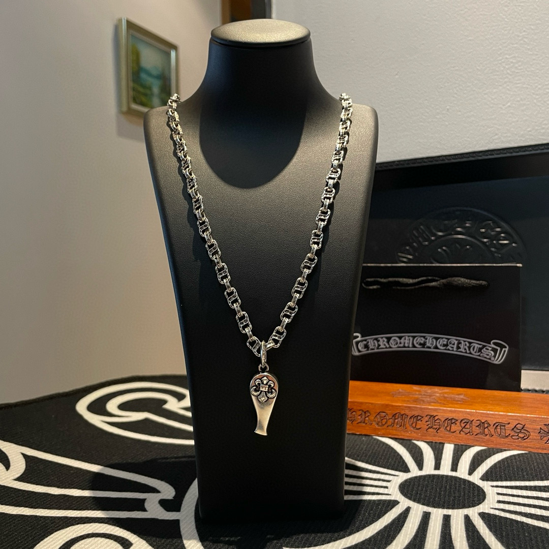 NO:556165,New [counter quality] Chrome Hearts Classic retro S-shaped letter necklace Whistle pendant Concave and convex shapes with different pattern design styles show a distinctive cross Scout flower is the symbol of Chrome Hearts, so it is more durable Genuine pattern-printed Chrome Hearts Differentiates from ordinary light versions in the market Matching version and standard quality Look at the printing details Retro distressed ash oxidation level. Seiko version!  !  !  Purely handmade ~ Authentic open mold fashion essentials. Can be worn by both men and women. Same style for couples. Official website original. Rock punk Thai silver style. Retro elements. Trendy and versatile!  , jewelry boutique, chrome hearts, chrome hearts, necklace19860909新款【专柜品质】Chrome Hearts克罗心 经典复古S形字母项链 口哨吊坠 凹凸造型不同的花纹设计风格 呈现出与众不同 十字架 童军花是克罗心的志 所以更经久不衰 正品打版Chrome Hearts克罗心 区别市场普通轻版 对版对标品质 看字印细节 复古做旧灰氧程度.精工版本！！！ 纯手工打造 ～正品开模潮流时尚必备 男女均可佩戴 情侣同款 官网原版 摇滚朋克泰银风格 复古元素 潮流百搭！,饰品精品,chrome hearts,chrome hearts,necklace,Jewelry