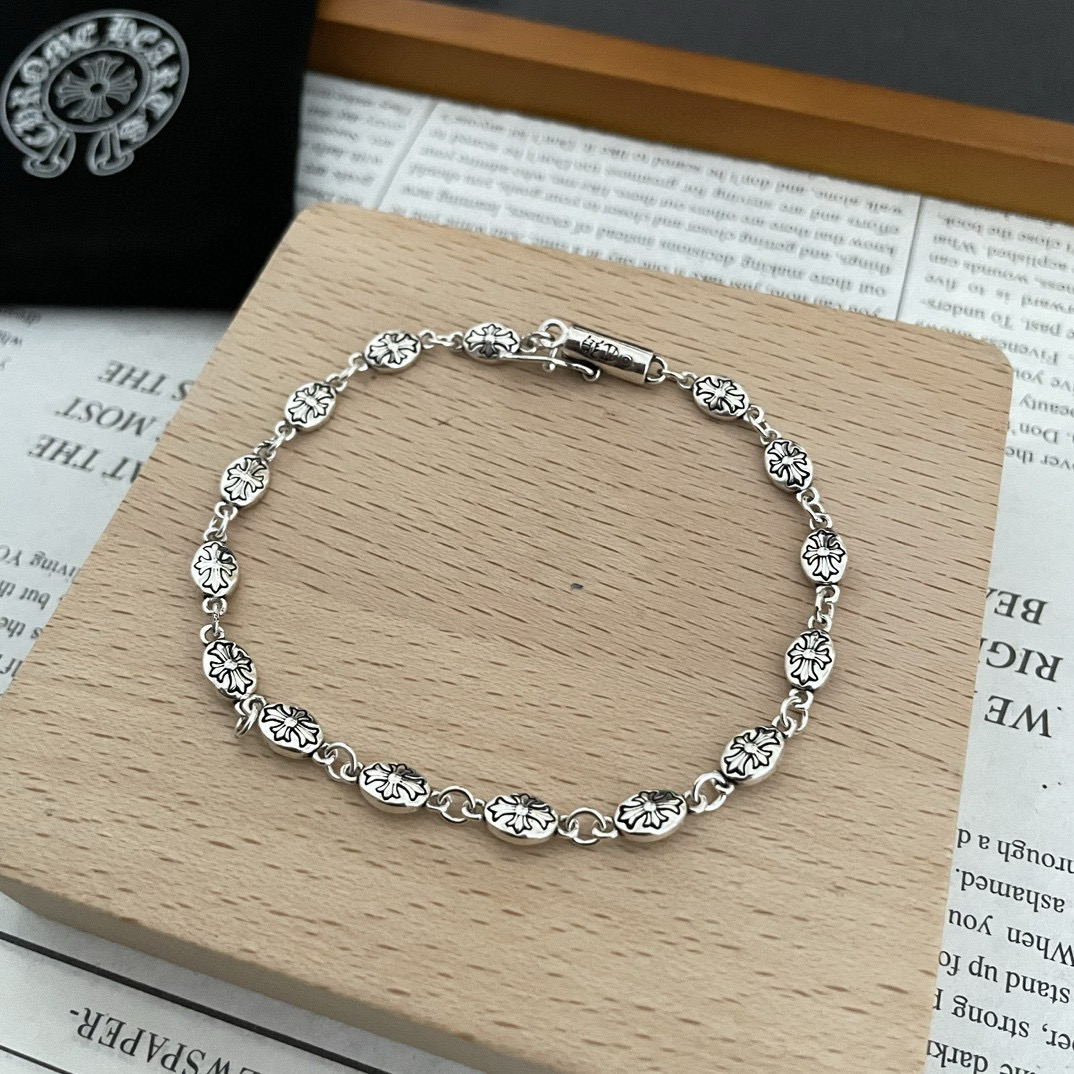 NO:556181,[Counter quality] Chrome Hearts Classic Cross Ball Bracelet. The concave and convex shapes have different pattern design styles, showing a distinctive cross. The Scout flower is the symbol of Chrome Hearts, so it is more durable. Genuine type-printed Chrome Hearts necklace is different from the ordinary light version in the market. Check the quality of the version. Look at the printing details. The degree of retro gray oxidation. Seiko version!  !  !  Purely handmade ~ Authentic open mold fashion essentials. Can be worn by both men and women. Same style for couples. Official website original. Rock punk Thai silver style. Retro elements. Trendy and versatile!  , jewelry boutique, chrome hearts, chrome hearts, necklace, bracelet19860909【专柜品质】Chrome Hearts克罗心 经典复十字球手链 凹凸造型不同的花纹设计风格 呈现出与众不同 十字架 童军花是克罗心的志 所以更经久不衰 正品打版Chrome Hearts克罗心项链 区别市场普通轻版 对版对标品质 看字印细节 复古做旧灰氧程度.精工版本！！！ 纯手工打造 ～正品开模潮流时尚必备 男女均可佩戴 情侣同款 官网原版 摇滚朋克泰银风格 复古元素 潮流百搭！,饰品精品,chrome hearts,chrome hearts,necklace,bracelet,Jewelry