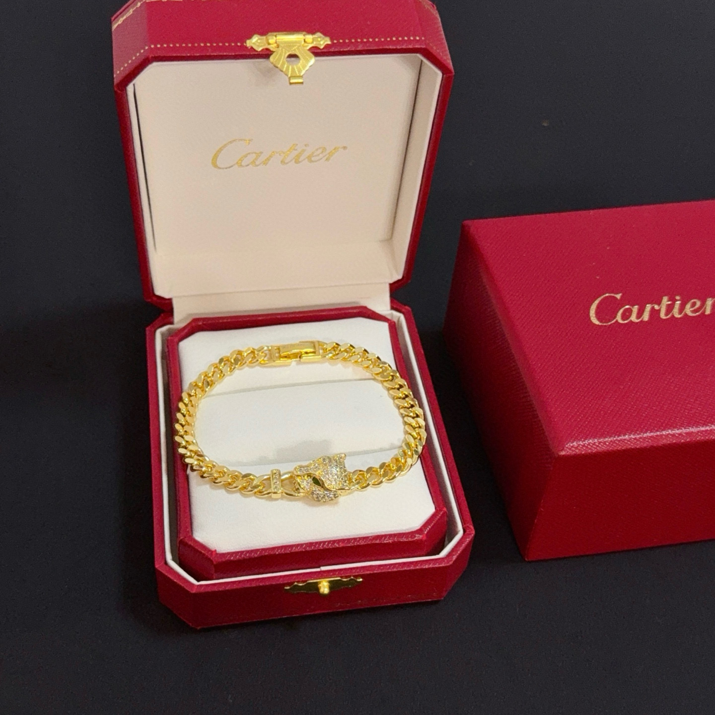 NO:556891,Cartier leopard head diamond-encrusted bracelet, high-end customized version, diamond-encrusted craftsmanship, V gold material, classic and fashionable style, reconstruct the aesthetics of love with sharp lines!  Breaking the rules, the diamond-encrusted design actually achieves the ceiling of high-end sense - no need for flashy accumulation, love should be as pure as ever. Cartier is loved by many celebrities and Internet celebrities. The Leopard series bracelet is absolutely an eternal classic, and it is not limited to men and women, and there is no age limit!  Wear it and you will be the center of attention!  , jewelry boutique,cartier,bracelet,bracelet19860909卡地亚豹头镶钻手链 高端定制版本 镶嵌钻工艺 V金材质 经典而时尚风格 用凌厉线条重构爱情美学！打破常规,镶嵌钻设计反而成就高级感天花板——无需浮华堆砌,爱本应纯粹如初 卡地亚受众多明星网红的爱戴 豹子系列手镯 绝对是永恒经典 而且男女不限 年龄不限 ！戴上它你就是焦点！,饰品精品,cartier,bracelet,bracelet,Jewelry