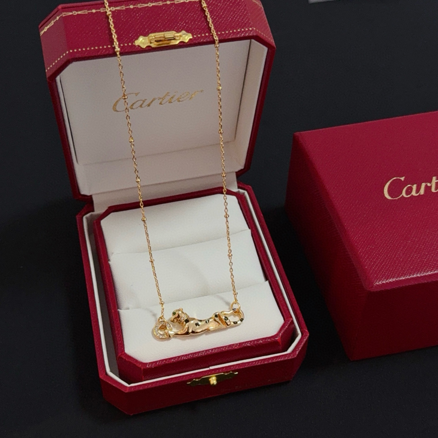 NO:556897,Cartier diamond-encrusted cheetah necklace. High-end customized version. Diamond-encrusted craftsmanship. V gold material. Classic and fashionable style. Reconstruct the aesthetics of love with sharp lines!  Breaking the rules, the diamond-encrusted design actually achieves the ceiling of high-end sense - no need for flashy accumulation, love should be as pure as ever. Cartier is loved by many celebrities and Internet celebrities. The Leopard series bracelet is absolutely an eternal classic, and it is not limited to men and women, and there is no age limit!  Wear it and you will be the center of attention!  , jewelry boutique,cartier,necklace,bracelet19860909卡地亚镶钻猎豹项链 高端定制版本 镶嵌钻工艺 V金材质 经典而时尚风格 用凌厉线条重构爱情美学！打破常规,镶嵌钻设计反而成就高级感天花板——无需浮华堆砌,爱本应纯粹如初 卡地亚受众多明星网红的爱戴 豹子系列手镯 绝对是永恒经典 而且男女不限 年龄不限 ！戴上它你就是焦点！,饰品精品,cartier,necklace,bracelet,Jewelry