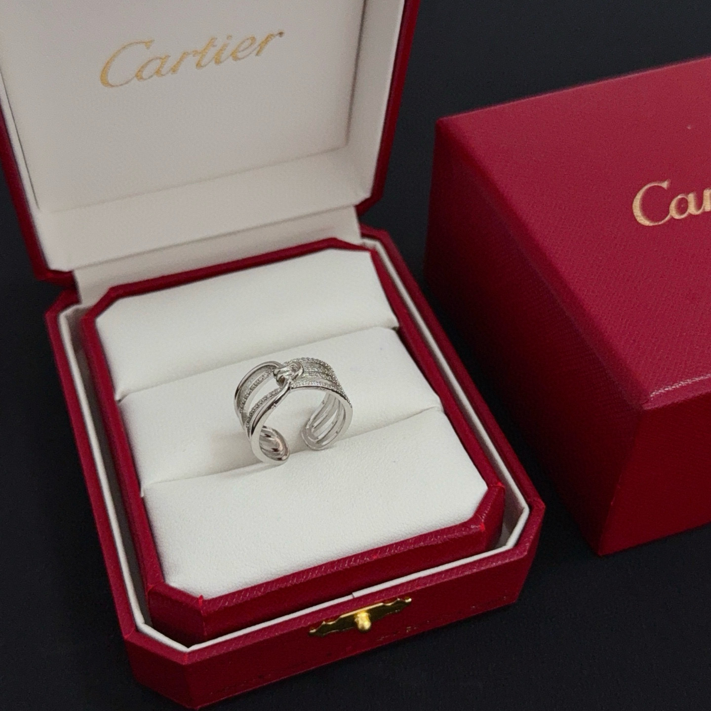 NO:556916,Cartier diamond-set ring, high-end customized version, diamond-set technology, V gold material, classic and fashionable style, using sharp lines to reconstruct the aesthetics of love!  Breaking the rules, the diamond-encrusted design actually achieves the ceiling of high-end sense - no need for flashy accumulation, love should be as pure as ever. Cartier is loved by many celebrities and Internet celebrities. The Leopard series bracelet is absolutely an eternal classic, and it is not limited to men and women, and there is no age limit!  Wear it and you will be the center of attention!  , jewelry boutique, cartier, ring, bracelet19860909卡地亚镶钻戒指 高端定制版本 镶嵌钻工艺 V金材质 经典而时尚风格 用凌厉线条重构爱情美学！打破常规,镶嵌钻设计反而成就高级感天花板——无需浮华堆砌,爱本应纯粹如初 卡地亚受众多明星网红的爱戴 豹子系列手镯 绝对是永恒经典 而且男女不限 年龄不限 ！戴上它你就是焦点！,饰品精品,cartier,ring,bracelet,Jewelry