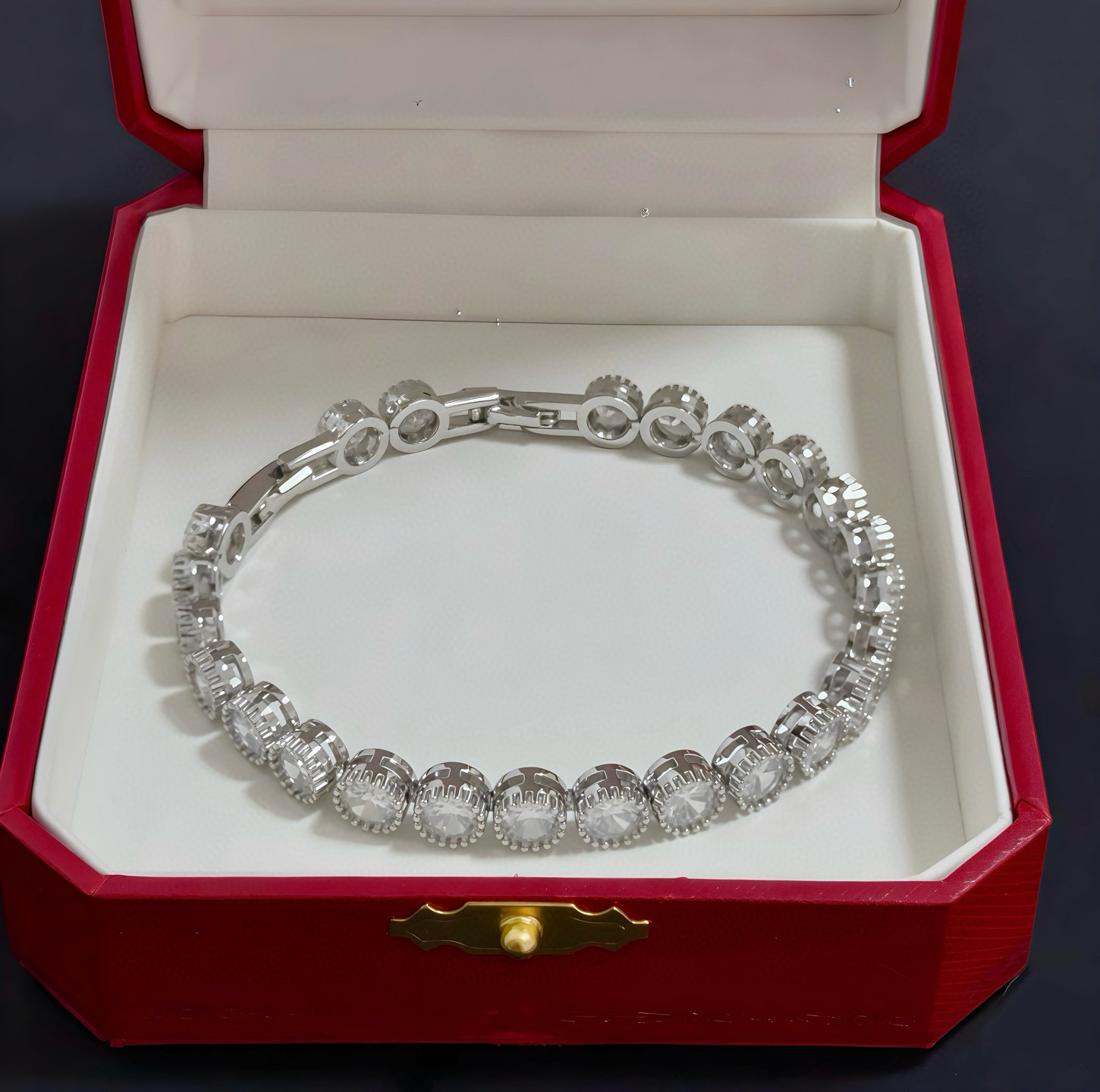 NO:556934,Cartier diamond-encrusted bracelet, high-end customized version, diamond-encrusted craftsmanship, V-gold material, classic and fashionable style, reconstructing the aesthetics of love with sharp lines!  Breaking the rules, the diamond-encrusted design actually achieves the ceiling of high-end sense - no need for flashy accumulation, love should be as pure as ever. Cartier is loved by many celebrities and Internet celebrities. The Leopard series bracelet is absolutely an eternal classic, and it is not limited to men and women, and there is no age limit!  Wear it and you will be the center of attention!  , jewelry boutique,cartier,bracelet,bracelet19860909卡地亚镶钻手链 高端定制版本 镶嵌钻工艺 V金材质 经典而时尚风格 用凌厉线条重构爱情美学！打破常规,镶嵌钻设计反而成就高级感天花板——无需浮华堆砌,爱本应纯粹如初 卡地亚受众多明星网红的爱戴 豹子系列手镯 绝对是永恒经典 而且男女不限 年龄不限 ！戴上它你就是焦点！,饰品精品,cartier,bracelet,bracelet,Jewelry