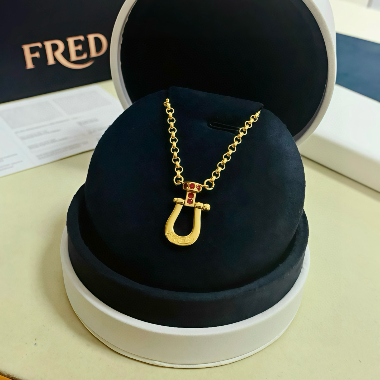 NO:556882,Fred's diamond-filled horseshoe buckle necklace, high-end customization, counter material, thick electroplating process, with logo, very iconic, simple and elegant, can be easily worn whether it is daily wear or special occasions, instantly improving the style and taste of the overall look., jewelry boutique, necklace19860909费雷德满钻马蹄扣项链,高端定制,专柜材质,加厚电镀工艺,带logo,非常有标志性,简洁大方,不管是日常穿搭还是特别场合都能轻松驾驭,瞬间提升整体造型的格调与品味.,饰品精品,necklace,Jewelry