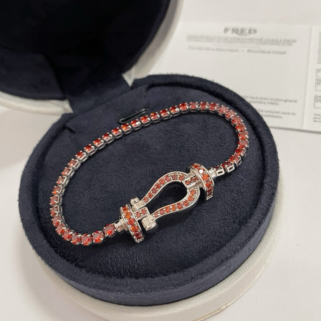 NO:556892,Batch Fred's full diamond horseshoe buckle bracelet, fine micro-inlay, high-end customization, counter material, thickened electroplating process, with logo, simple and exquisite, full of temperament, simple four-prong inlay, classic and durable, suitable for various occasions, extremely practical, fine jewelry, bracelet19860909批  费雷德满钻马蹄扣手链,精工微镶,高端定制,专柜材质,加厚电镀工艺,带logo,简单又精致,气质拉满,简约四爪镶经典耐看,适合各种场合,实用性超高,,饰品精品,bracelet,Jewelry