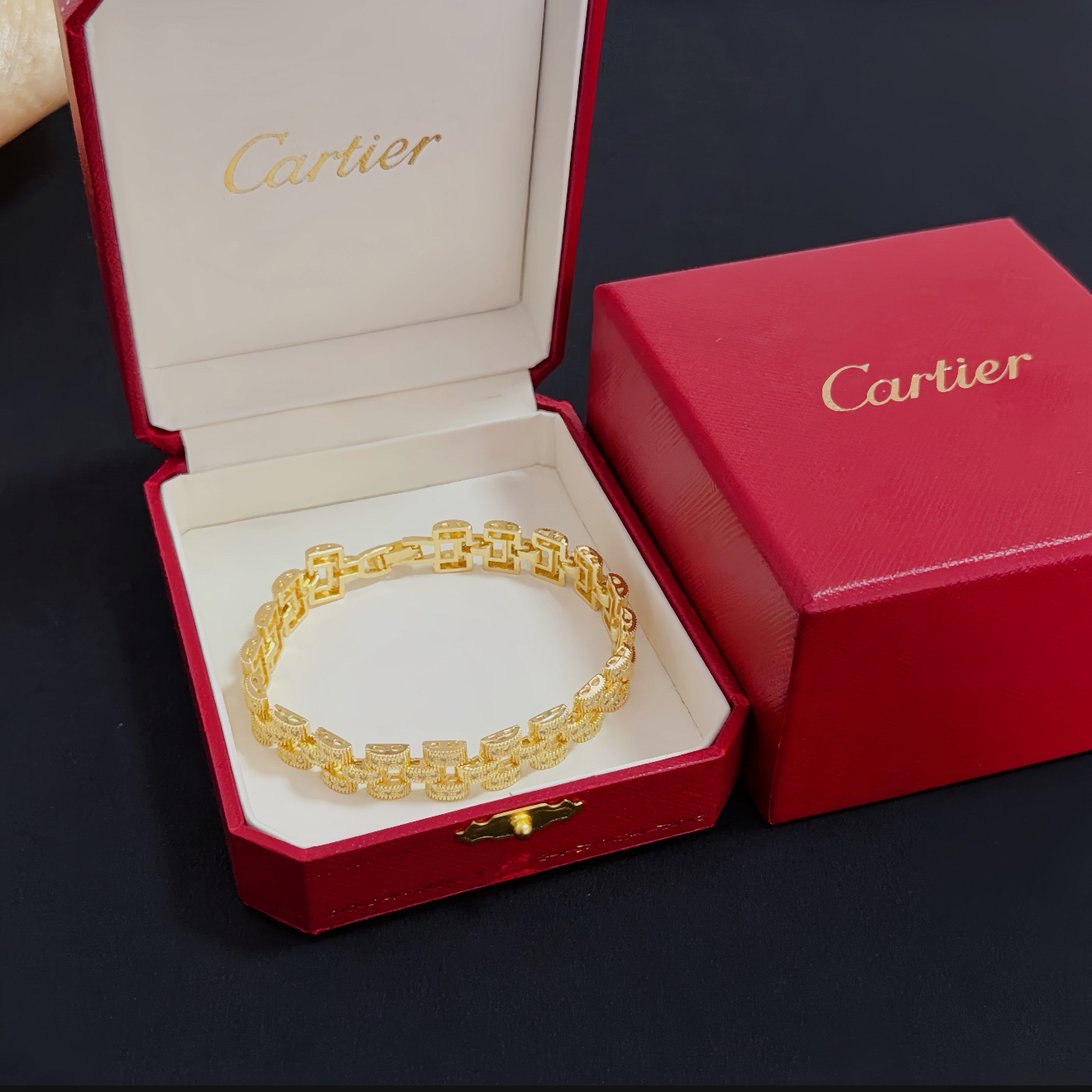 NO:556952,Cartier diamond-encrusted bracelet, high-end customized version. Diamond-encrusted craftsmanship. V-gold material. Classic and fashionable style. Reconstruct the aesthetics of love with sharp lines!  Breaking the rules, the diamond-encrusted design actually achieves the ceiling of high-end sense - no need for flashy accumulation, love should be as pure as ever. Cartier is loved by many celebrities and Internet celebrities. The Leopard series bracelet is absolutely an eternal classic, and it is not limited to men and women, and there is no age limit!  Wear it and you will be the center of attention!  , jewelry boutique,cartier,bracelet,bracelet19860909卡地亚镶钻手链,高端定制版本 镶嵌钻工艺 V金材质 经典而时尚风格 用凌厉线条重构爱情美学！打破常规,镶嵌钻设计反而成就高级感天花板——无需浮华堆砌,爱本应纯粹如初 卡地亚受众多明星网红的爱戴 豹子系列手镯 绝对是永恒经典 而且男女不限 年龄不限 ！戴上它你就是焦点！,饰品精品,cartier,bracelet,bracelet,Jewelry