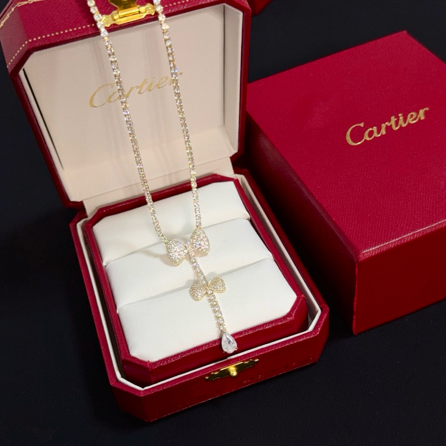 NO:556964,Cartier diamond-encrusted necklace, high-end customized version, diamond-encrusted craftsmanship, V gold material, classic and fashionable style, reconstruct the aesthetics of love with sharp lines!  Breaking the rules, the diamond-encrusted design actually achieves the ceiling of high-end sense - no need for flashy accumulation, love should be as pure as ever. Cartier is loved by many celebrities and Internet celebrities. The Leopard series bracelet is absolutely an eternal classic, and it is not limited to men and women, and there is no age limit!  Wear it and you will be the center of attention!  , jewelry boutique,cartier,necklace,bracelet19860909卡地亚镶钻项链 高端定制版本 镶嵌钻工艺 V金材质 经典而时尚风格 用凌厉线条重构爱情美学！打破常规,镶嵌钻设计反而成就高级感天花板——无需浮华堆砌,爱本应纯粹如初 卡地亚受众多明星网红的爱戴 豹子系列手镯 绝对是永恒经典 而且男女不限 年龄不限 ！戴上它你就是焦点！,饰品精品,cartier,necklace,bracelet,Jewelry