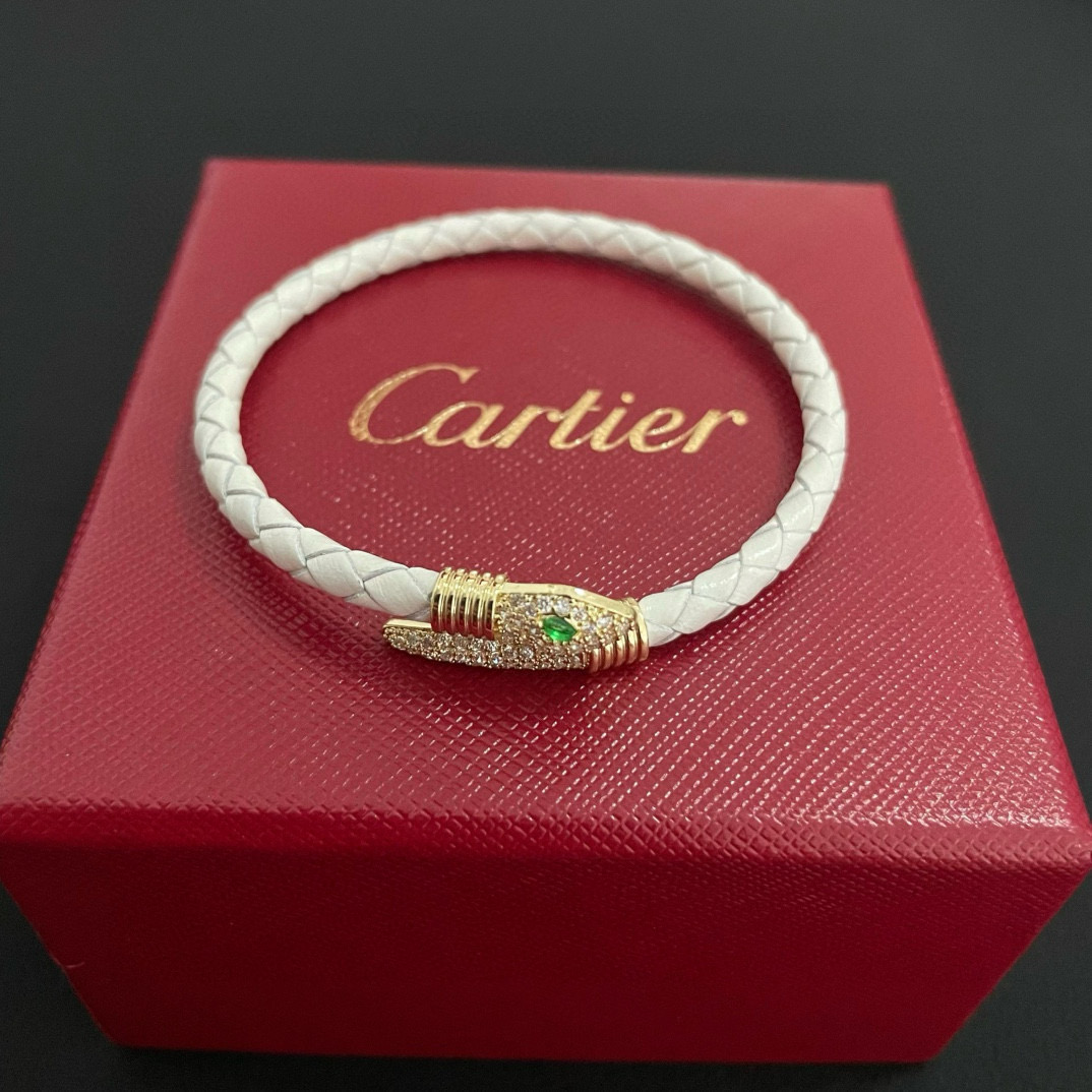 NO:556973,Cartier nail leopard head bracelet, high-end customized version, inlaid with diamond craftsmanship, V gold material, classic and fashionable style, reconstructing the aesthetics of love with sharp lines!  Breaking the rules, the diamond-encrusted design actually achieves the ceiling of high-end sense - no need for flashy accumulation, love should be as pure as ever. Cartier is loved by many celebrities and Internet celebrities. The Leopard series bracelet is absolutely an eternal classic, and it is not limited to men and women, and there is no age limit!  Wear it and you will be the center of attention!  , jewelry boutique, cartier, bracelet19860909卡地亚钉子豹头手镯 高端定制版本 镶嵌钻工艺 V金材质 经典而时尚风格 用凌厉线条重构爱情美学！打破常规,镶嵌钻设计反而成就高级感天花板——无需浮华堆砌,爱本应纯粹如初 卡地亚受众多明星网红的爱戴 豹子系列手镯 绝对是永恒经典 而且男女不限 年龄不限 ！戴上它你就是焦点！,饰品精品,cartier,bracelet,Jewelry