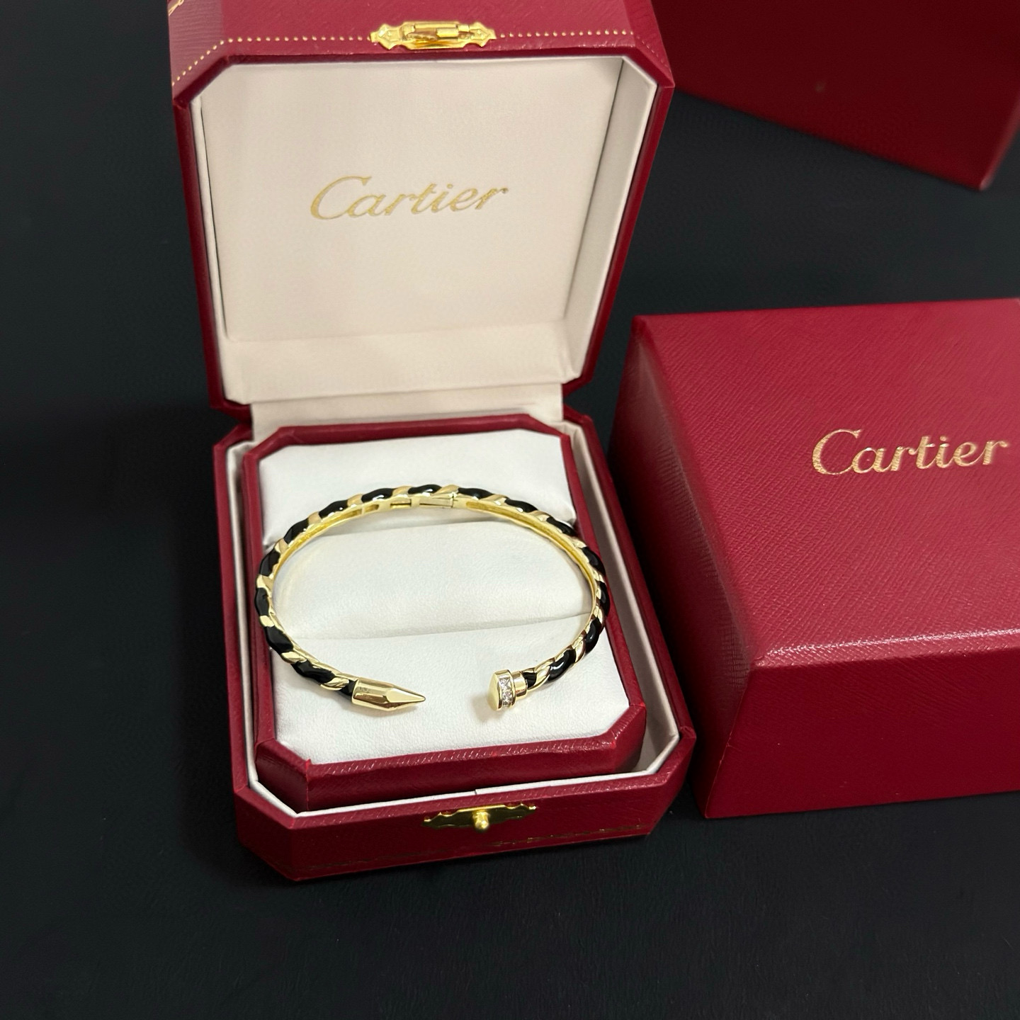 NO:556985,Cartier diamond-encrusted bracelet, high-end customized version, diamond-encrusted craftsmanship, V gold material, classic and fashionable style, reconstruct the aesthetics of love with sharp lines!  Breaking the rules, the diamond-encrusted design actually achieves the ceiling of high-end sense - no need for flashy accumulation, love should be as pure as ever. Cartier is loved by many celebrities and Internet celebrities. The Leopard series bracelet is absolutely an eternal classic, and it is not limited to men and women, and there is no age limit!  Wear it and you will be the center of attention!  , jewelry boutique, cartier, bracelet19860909卡地亚镶钻手镯 高端定制版本 镶嵌钻工艺 V金材质 经典而时尚风格 用凌厉线条重构爱情美学！打破常规,镶嵌钻设计反而成就高级感天花板——无需浮华堆砌,爱本应纯粹如初 卡地亚受众多明星网红的爱戴 豹子系列手镯 绝对是永恒经典 而且男女不限 年龄不限 ！戴上它你就是焦点！,饰品精品,cartier,bracelet,Jewelry