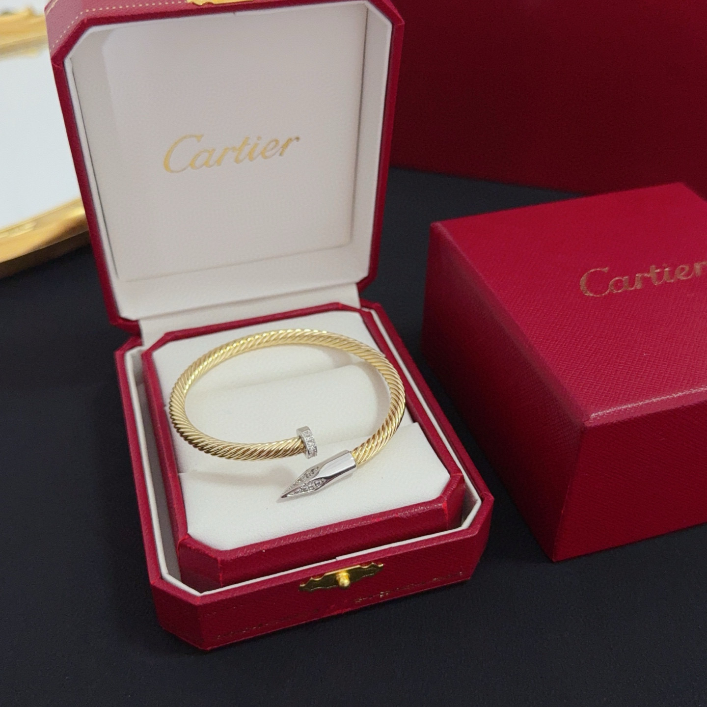 NO:556997,Cartier diamond-encrusted bracelet, high-end customized version, diamond-encrusted craftsmanship, V gold material, classic and fashionable style, reconstruct the aesthetics of love with sharp lines!  Breaking the rules, the diamond-encrusted design actually achieves the ceiling of high-end sense - no need for flashy accumulation, love should be as pure as ever. Cartier is loved by many celebrities and Internet celebrities. The Leopard series bracelet is absolutely an eternal classic, and it is not limited to men and women, and there is no age limit!  Wear it and you will be the center of attention!  , jewelry boutique, cartier, bracelet19860909卡地亚镶钻手镯 高端定制版本 镶嵌钻工艺 V金材质 经典而时尚风格 用凌厉线条重构爱情美学！打破常规,镶嵌钻设计反而成就高级感天花板——无需浮华堆砌,爱本应纯粹如初 卡地亚受众多明星网红的爱戴 豹子系列手镯 绝对是永恒经典 而且男女不限 年龄不限 ！戴上它你就是焦点！,饰品精品,cartier,bracelet,Jewelry