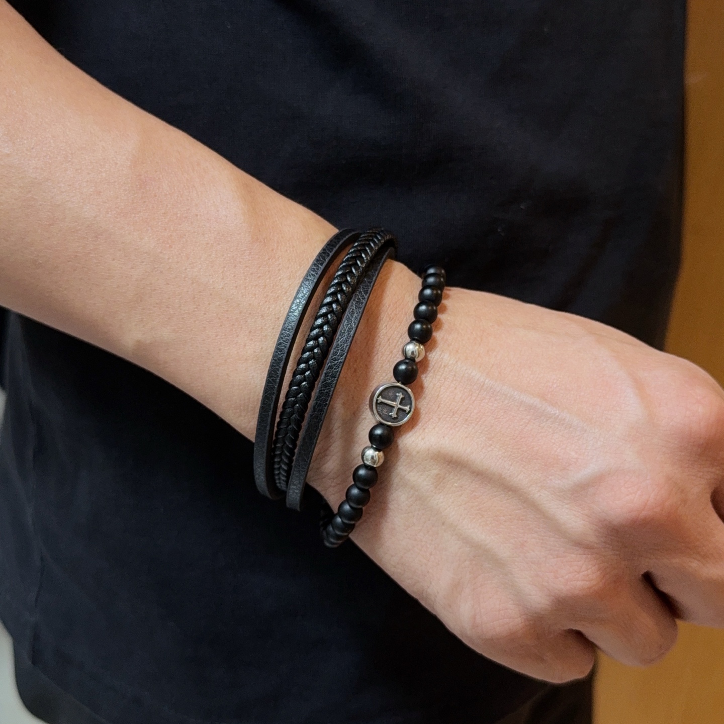 NO:556372,The new [counter quality] Chrome Hearts Chrome Hearts leather rope bracelet, with different concave and convex shapes, different pattern design styles, showing a distinctive cross. The Scout flower is the symbol of Chrome Hearts, so it is more durable. Genuine pattern-printed Chrome Hearts distinguishes the ordinary light version in the market. Match the version and standard quality. Look at the printing details, the degree of retro gray oxidation. Seiko version!  !  !  Purely handmade ~ Authentic open mold fashion essentials. Can be worn by both men and women. Same style for couples. Official website original. Rock punk Thai silver style. Retro elements. Trendy and versatile!  , jewelry boutique, chrome hearts, chrome hearts19860909新款【专柜品质】Chrome Hearts克罗心皮绳手绳,凹凸造型不同的花纹设计风格 呈现出与众不同 十字架 童军花是克罗心的志 所以更经久不衰 正品打版Chrome Hearts克罗心 区别市场普通轻版 对版对标品质 看字印细节 复古做旧灰氧程度.精工版本！！！ 纯手工打造 ～正品开模潮流时尚必备 男女均可佩戴 情侣同款 官网原版 摇滚朋克泰银风格 复古元素 潮流百搭！,饰品精品,chrome hearts,chrome hearts,Jewelry