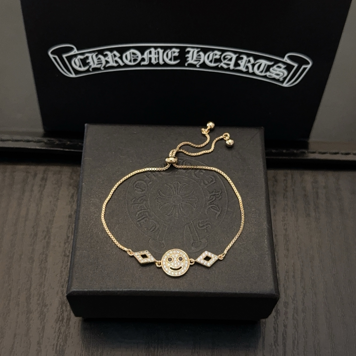 NO:556395,New [counter quality] Chrome Hearts smiley face bracelet, rose gold, different concave and convex shapes, different pattern design styles, showing a distinctive cross. The Scout flower is the symbol of Chrome Hearts, so it is more durable. Genuine pattern-printed Chrome Hearts distinguishes the ordinary light version in the market. Check the quality of the version. Look at the printing details. The degree of retro gray oxidation. Seiko version!  !  !  Purely handmade ~ Authentic open mold fashion essentials. Can be worn by both men and women. Same style for couples. Official website original. Rock punk Thai silver style. Retro elements. Trendy and versatile!  , jewelry boutique, chrome hearts, chrome hearts, bracelet19860909新款【专柜品质】Chrome Hearts克罗心笑脸手链,玫瑰金色,凹凸造型不同的花纹设计风格 呈现出与众不同 十字架 童军花是克罗心的志 所以更经久不衰 正品打版Chrome Hearts克罗心 区别市场普通轻版 对版对标品质 看字印细节 复古做旧灰氧程度.精工版本！！！ 纯手工打造 ～正品开模潮流时尚必备 男女均可佩戴 情侣同款 官网原版 摇滚朋克泰银风格 复古元素 潮流百搭！,饰品精品,chrome hearts,chrome hearts,bracelet,Jewelry