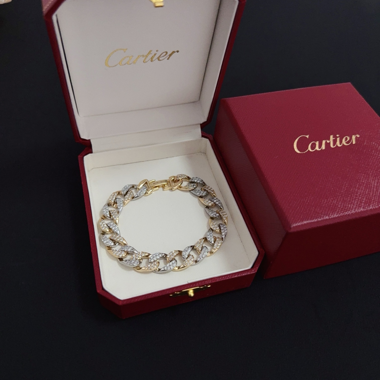 NO:557811,Cartier diamond-encrusted bracelet, high-end customized version. Diamond-encrusted craftsmanship. V-gold material. Classic and fashionable style. Reconstruct the aesthetics of love with sharp lines!  Breaking the rules, the diamond-encrusted design actually achieves the ceiling of high-end sense - no need for flashy accumulation, love should be as pure as ever. Cartier is loved by many celebrities and Internet celebrities. The Leopard series bracelet is absolutely an eternal classic, and it is not limited to men and women, and there is no age limit!  Wear it and you will be the center of attention!  , jewelry boutique,cartier,bracelet,bracelet19860909卡地亚镶钻手链,高端定制版本 镶嵌钻工艺 V金材质 经典而时尚风格 用凌厉线条重构爱情美学！打破常规,镶嵌钻设计反而成就高级感天花板——无需浮华堆砌,爱本应纯粹如初 卡地亚受众多明星网红的爱戴 豹子系列手镯 绝对是永恒经典 而且男女不限 年龄不限 ！戴上它你就是焦点！,饰品精品,cartier,bracelet,bracelet,Jewelry