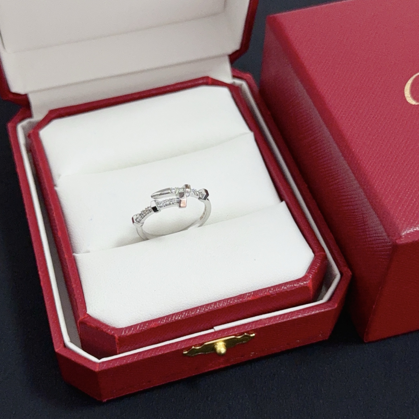 NO:557819,Cartier diamond-set ring, high-end customized version, diamond-set technology, V gold material, classic and fashionable style, using sharp lines to reconstruct the aesthetics of love!  Breaking the rules, the diamond-encrusted design actually achieves the ceiling of high-end sense - no need for flashy accumulation, love should be as pure as ever. Cartier is loved by many celebrities and Internet celebrities. The Leopard series bracelet is absolutely an eternal classic, and it is not limited to men and women, and there is no age limit!  Wear it and you will be the center of attention!  , jewelry boutique, cartier, ring, bracelet19860909卡地亚镶钻戒指 高端定制版本 镶嵌钻工艺 V金材质 经典而时尚风格 用凌厉线条重构爱情美学！打破常规,镶嵌钻设计反而成就高级感天花板——无需浮华堆砌,爱本应纯粹如初 卡地亚受众多明星网红的爱戴 豹子系列手镯 绝对是永恒经典 而且男女不限 年龄不限 ！戴上它你就是焦点！,饰品精品,cartier,ring,bracelet,Jewelry