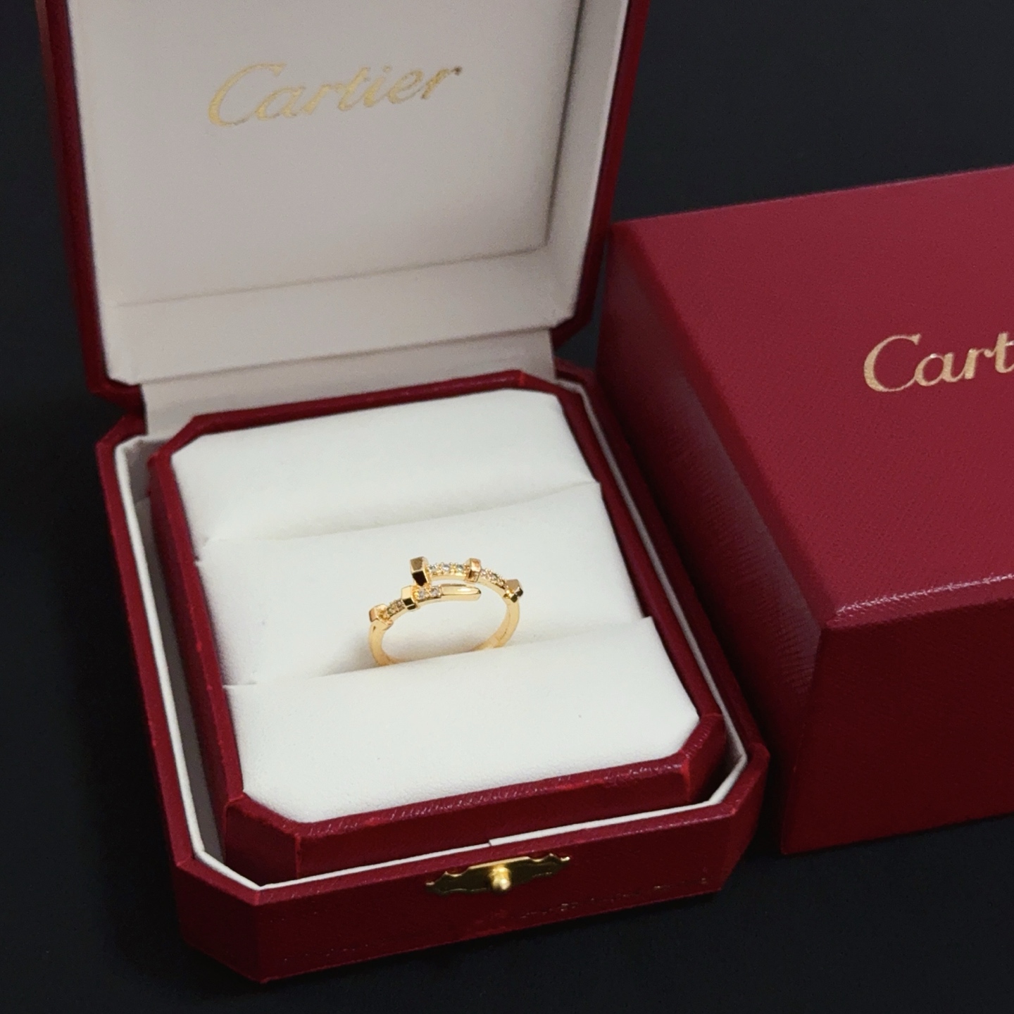 NO:557821,Cartier diamond-set ring, high-end customized version, diamond-set technology, V gold material, classic and fashionable style, using sharp lines to reconstruct the aesthetics of love!  Breaking the rules, the diamond-encrusted design actually achieves the ceiling of high-end sense - no need for flashy accumulation, love should be as pure as ever. Cartier is loved by many celebrities and Internet celebrities. The Leopard series bracelet is absolutely an eternal classic, and it is not limited to men and women, and there is no age limit!  Wear it and you will be the center of attention!  , jewelry boutique, cartier, ring, bracelet19860909卡地亚镶钻戒指 高端定制版本 镶嵌钻工艺 V金材质 经典而时尚风格 用凌厉线条重构爱情美学！打破常规,镶嵌钻设计反而成就高级感天花板——无需浮华堆砌,爱本应纯粹如初 卡地亚受众多明星网红的爱戴 豹子系列手镯 绝对是永恒经典 而且男女不限 年龄不限 ！戴上它你就是焦点！,饰品精品,cartier,ring,bracelet,Jewelry