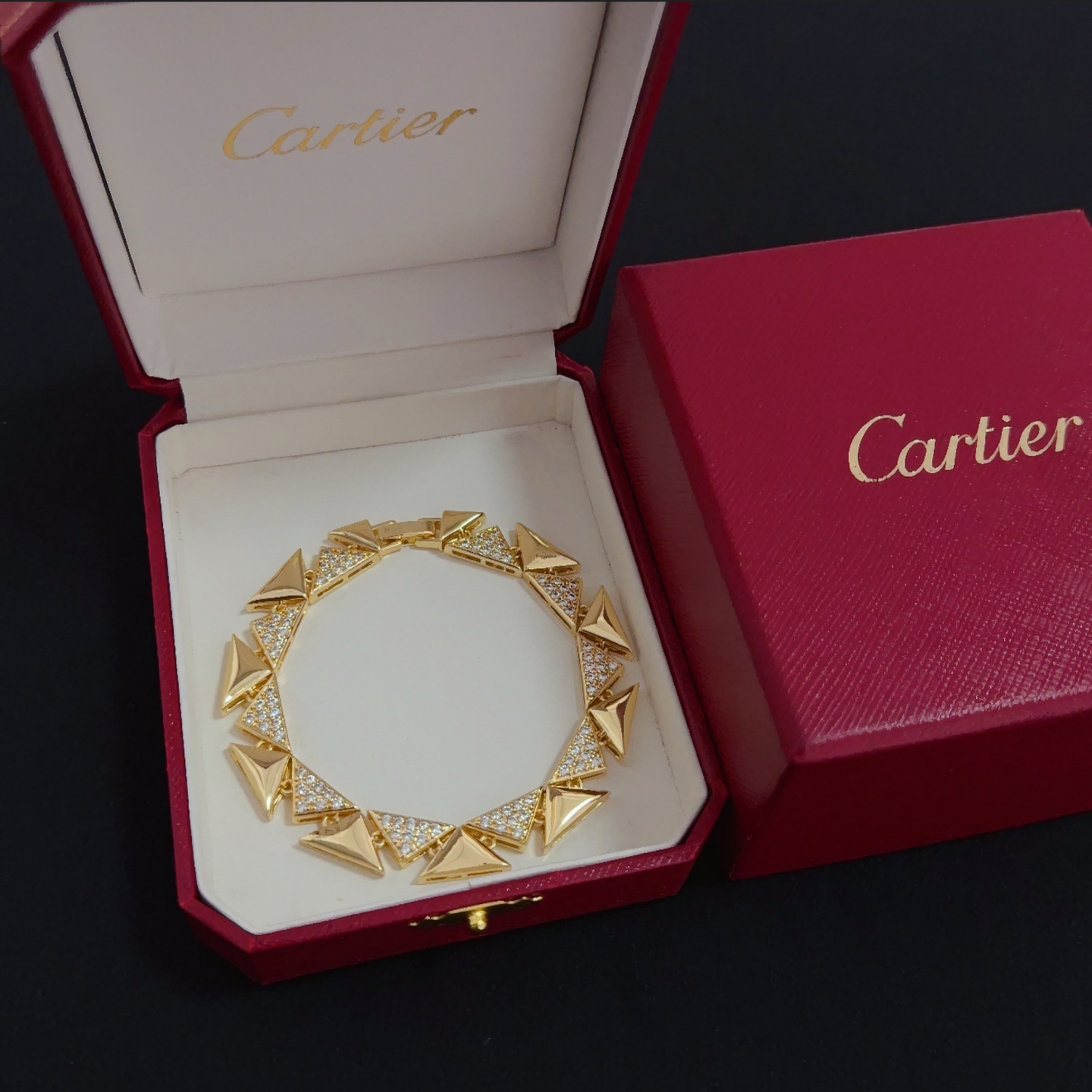 NO:557830,Cartier diamond-encrusted bracelet, high-end customized version, diamond-encrusted craftsmanship, V-gold material, classic and fashionable style, reconstructing the aesthetics of love with sharp lines!  Breaking the rules, the diamond-encrusted design actually achieves the ceiling of high-end sense - no need for flashy accumulation, love should be as pure as ever. Cartier is loved by many celebrities and Internet celebrities. The Leopard series bracelet is absolutely an eternal classic, and it is not limited to men and women, and there is no age limit!  Wear it and you will be the center of attention!  , jewelry boutique,cartier,bracelet,bracelet19860909卡地亚镶钻手链 高端定制版本 镶嵌钻工艺 V金材质 经典而时尚风格 用凌厉线条重构爱情美学！打破常规,镶嵌钻设计反而成就高级感天花板——无需浮华堆砌,爱本应纯粹如初 卡地亚受众多明星网红的爱戴 豹子系列手镯 绝对是永恒经典 而且男女不限 年龄不限 ！戴上它你就是焦点！,饰品精品,cartier,bracelet,bracelet,Jewelry