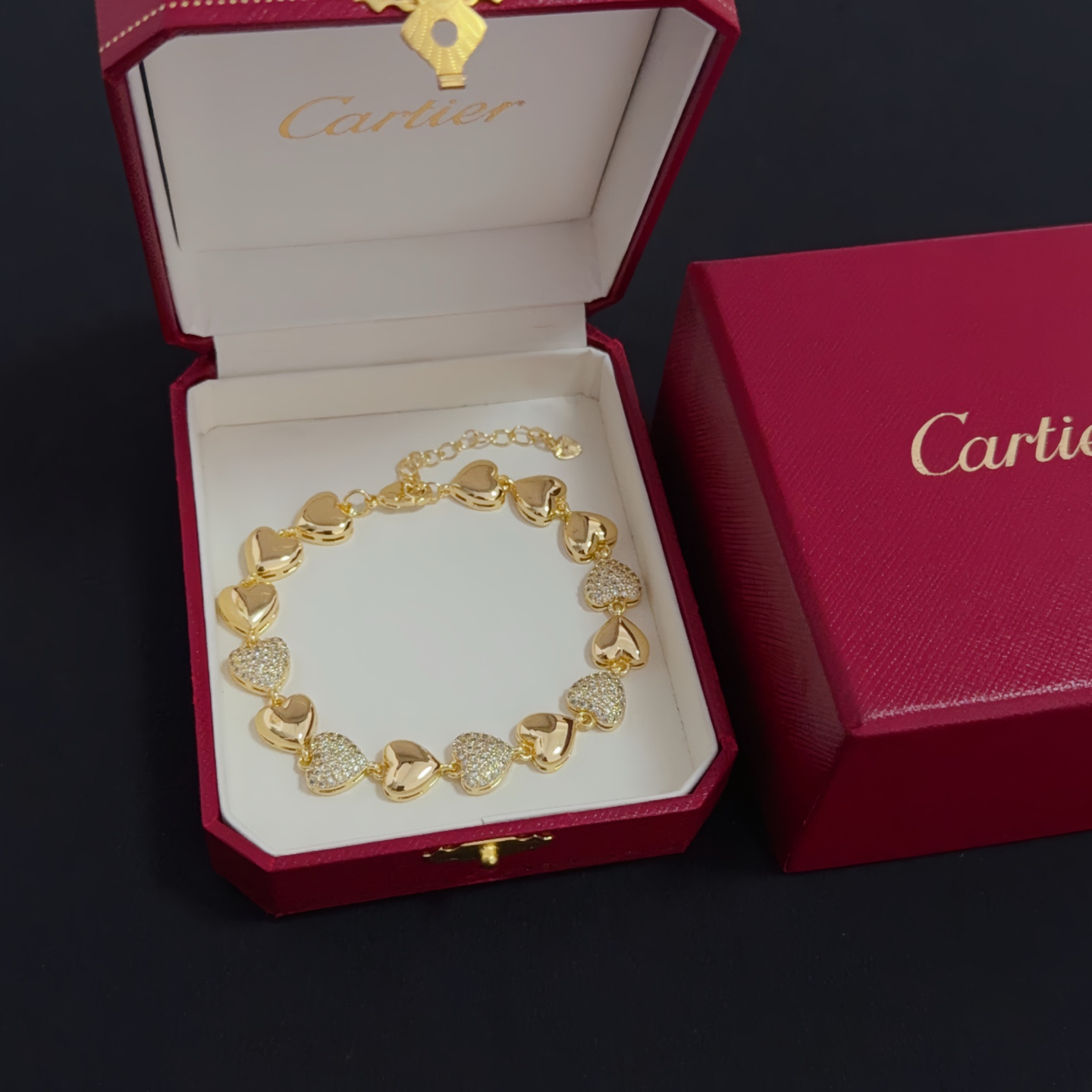 NO:557838,Cartier diamond-encrusted bracelet, high-end customized version, diamond-encrusted craftsmanship, V-gold material, classic and fashionable style, reconstructing the aesthetics of love with sharp lines!  Breaking the rules, the diamond-encrusted design actually achieves the ceiling of high-end sense - no need for flashy accumulation, love should be as pure as ever. Cartier is loved by many celebrities and Internet celebrities. The Leopard series bracelet is absolutely an eternal classic, and it is not limited to men and women, and there is no age limit!  Wear it and you will be the center of attention!  , jewelry boutique,cartier,bracelet,bracelet19860909卡地亚镶钻手链 高端定制版本 镶嵌钻工艺 V金材质 经典而时尚风格 用凌厉线条重构爱情美学！打破常规,镶嵌钻设计反而成就高级感天花板——无需浮华堆砌,爱本应纯粹如初 卡地亚受众多明星网红的爱戴 豹子系列手镯 绝对是永恒经典 而且男女不限 年龄不限 ！戴上它你就是焦点！,饰品精品,cartier,bracelet,bracelet,Jewelry