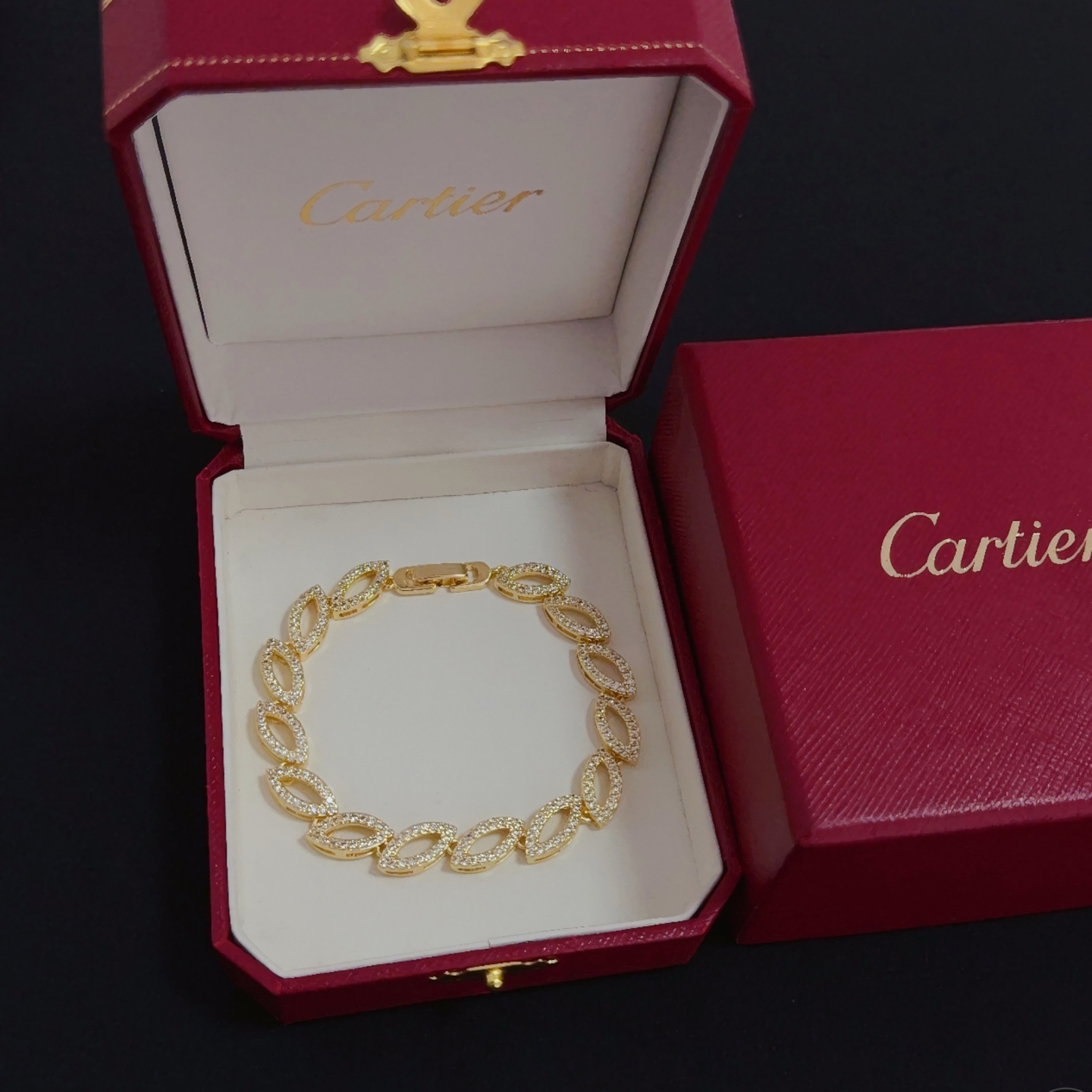 NO:557850,Cartier diamond-encrusted bracelet, high-end customized version, diamond-encrusted craftsmanship, V-gold material, classic and fashionable style, reconstructing the aesthetics of love with sharp lines!  Breaking the rules, the diamond-encrusted design actually achieves the ceiling of high-end sense - no need for flashy accumulation, love should be as pure as ever. Cartier is loved by many celebrities and Internet celebrities. The Leopard series bracelet is absolutely an eternal classic, and it is not limited to men and women, and there is no age limit!  Wear it and you will be the center of attention!  , jewelry boutique,cartier,bracelet,bracelet19860909卡地亚镶钻手链 高端定制版本 镶嵌钻工艺 V金材质 经典而时尚风格 用凌厉线条重构爱情美学！打破常规,镶嵌钻设计反而成就高级感天花板——无需浮华堆砌,爱本应纯粹如初 卡地亚受众多明星网红的爱戴 豹子系列手镯 绝对是永恒经典 而且男女不限 年龄不限 ！戴上它你就是焦点！,饰品精品,cartier,bracelet,bracelet,Jewelry