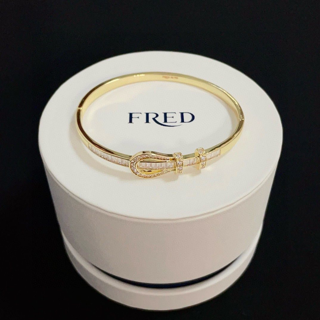 NO:557854,Popular Frederic full diamond horseshoe bracelet bracelet, classic and versatile, a must-have item for fashionistas, fashionable and exquisite, 11 pairs of customized versions, the difference is that the ordinary version on the market, thickened 18k electroplating process, the effect is very versatile!  !  A must-have item for fashionistas, it is fashionable and exquisite. It has 11 pairs of customized versions. The difference is that the ordinary version on the market has thickened 18k electroplating technology. The effect is very versatile!  !  , jewelry boutique, bracelet19860909火爆 费雷德满钻马蹄手镯手绳,经典百搭,网红达人 时尚一族备必单品,时尚精致,11对版定制,区别在于市面上普通版本,加厚电镀18k工艺,上手效果非常百搭！！网红达人 时尚一族备必单品,时尚精致,11对版定制,区别在于市面上普通版本,加厚电镀18k工艺,上手效果非常百搭！！,饰品精品,bracelet,Jewelry