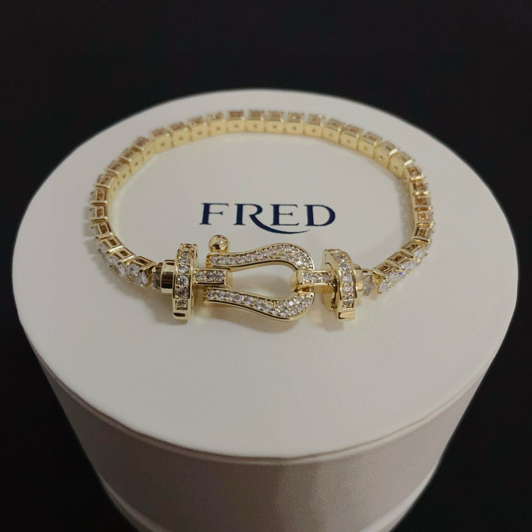 NO:557822,Popular Frederic full-diamond horseshoe buckle leather rope bracelet, classic and versatile, a must-have item for fashionistas, fashionable and exquisite, 11 pairs of customized versions, thickened 18k electroplating process, the effect is very versatile!  !  , jewelry boutique, bracelet19860909火爆 费雷德满钻马蹄扣皮绳手镯手绳,经典百搭,网红达人 时尚一族备必单品,时尚精致,11对版定制,加厚电镀18k工艺,上手效果非常百搭！！,饰品精品,bracelet,Jewelry