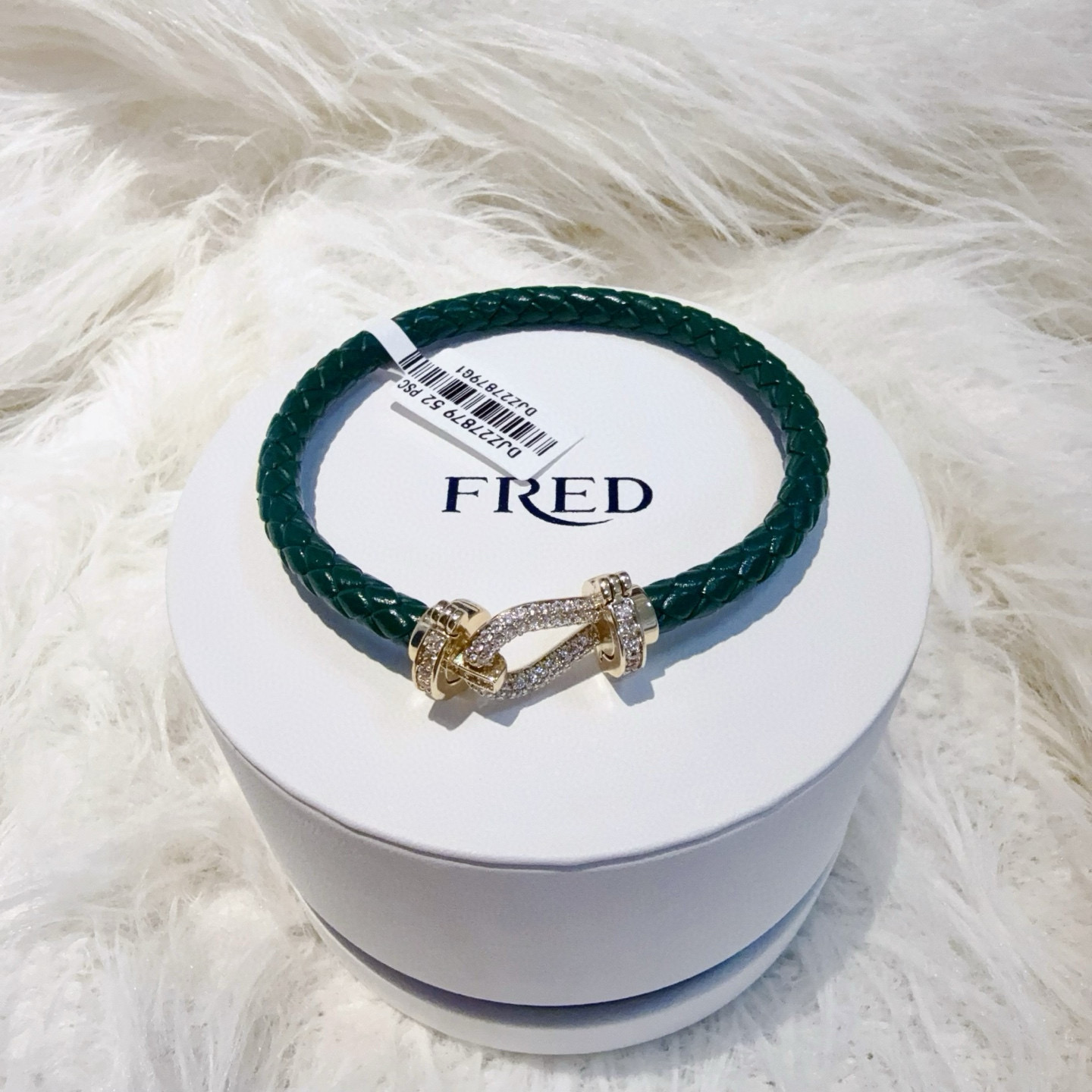 NO:557825,Popular Frederic full diamond horseshoe buckle leather rope bracelet, classic and versatile, a must-have item for fashionistas, fashionable and exquisite, 11 pairs of customized versions, thickened 18k electroplating process, different from the ordinary version on the market, the effect is very versatile!  !  ,boutique jewelry,bracelet,bracelet19860909火爆 费雷德满钻马蹄扣皮绳手镯手链,经典百搭,网红达人 时尚一族备必单品,时尚精致,11对版定制,加厚电镀18k工艺,区别市面上普通版本上手效果非常百搭！！,饰品精品,bracelet,bracelet,Jewelry