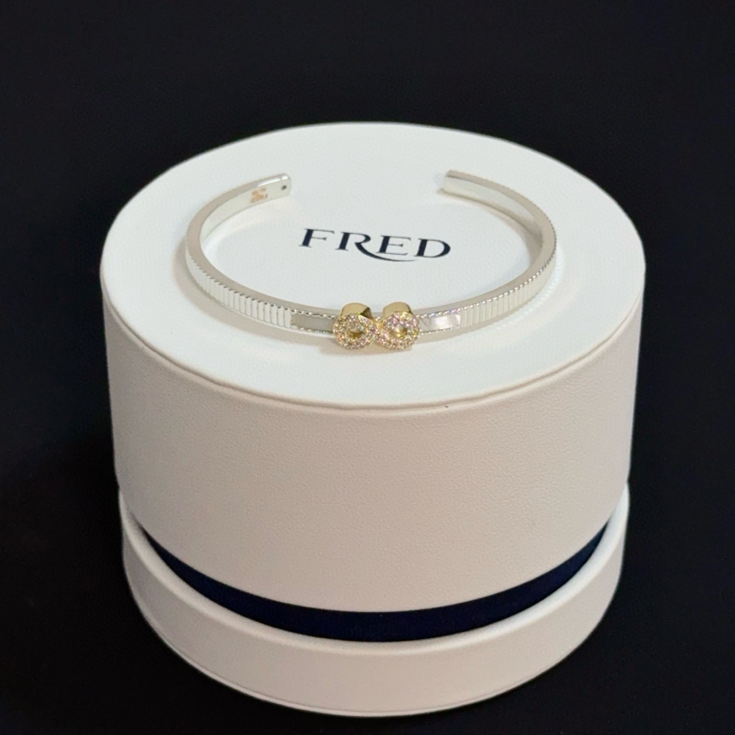 NO:557828,Popular Frederic open-set diamond 8-figure buckle bracelet, classic and versatile, a must-have item for fashionistas, fashionable and exquisite, 11 pairs of customized versions, thickened 18k electroplating process, different from the ordinary version on the market, the effect is very versatile!  !  , jewelry boutique, bracelet19860909火爆 费雷德开口镶钻8字扣手链,经典百搭,网红达人 时尚一族备必单品,时尚精致,11对版定制,加厚电镀18k工艺,区别市面上普通版本上手效果非常百搭！！,饰品精品,bracelet,Jewelry