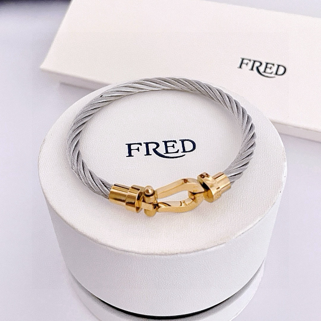 NO:557840,Batch Popular Frederic bracelet, glossy horseshoe buckle bracelet, classic and versatile, a must-have item for fashionistas, fashionable and exquisite, 11 pairs of customized versions, thickened 18k electroplating process, trendy and cool couple style bracelet ~ very versatile when used!  !  ,boutique jewelry,bracelet,bracelet19860909批 火爆 费雷德手绳,光面马蹄扣手镯手链,经典百搭,网红达人 时尚一族备必单品时尚精致,11对版定制,加厚电镀18k工艺,又潮又酷的情侣款手绳～上手效果非常百搭！！,饰品精品,bracelet,bracelet,Jewelry