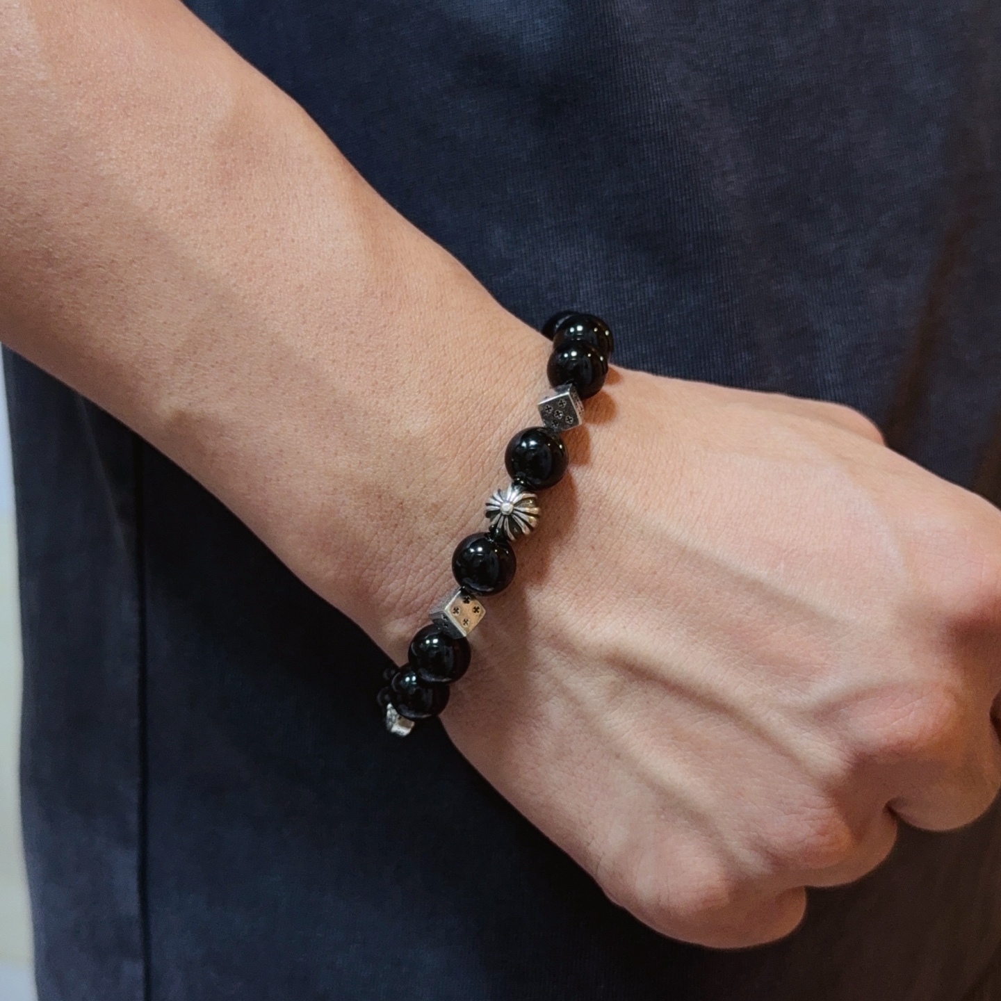 NO:557562,New [counter quality] Chrome Hearts obsidian bracelet, different concave and convex shapes, different pattern design styles, showing a distinctive cross. The Scout flower is the symbol of Chrome Hearts, so it is more durable. Genuine pattern-printed Chrome Hearts distinguishes the ordinary light version in the market. Check the quality of the version. Look at the printing details, the degree of retro gray oxidation. Seiko version!  !  !  Purely handmade ~ Authentic open mold fashion essentials. Can be worn by both men and women. Same style for couples. Official website original. Rock punk Thai silver style. Retro elements. Trendy and versatile!  , jewelry boutique, chrome hearts, chrome hearts, bracelet19860909新款【专柜品质】Chrome Hearts克罗心黑曜石手链手串,凹凸造型不同的花纹设计风格 呈现出与众不同 十字架 童军花是克罗心的志 所以更经久不衰 正品打版Chrome Hearts克罗心 区别市场普通轻版 对版对标品质 看字印细节 复古做旧灰氧程度.精工版本！！！ 纯手工打造 ～正品开模潮流时尚必备 男女均可佩戴 情侣同款 官网原版 摇滚朋克泰银风格 复古元素 潮流百搭！,饰品精品,chrome hearts,chrome hearts,bracelet,Jewelry