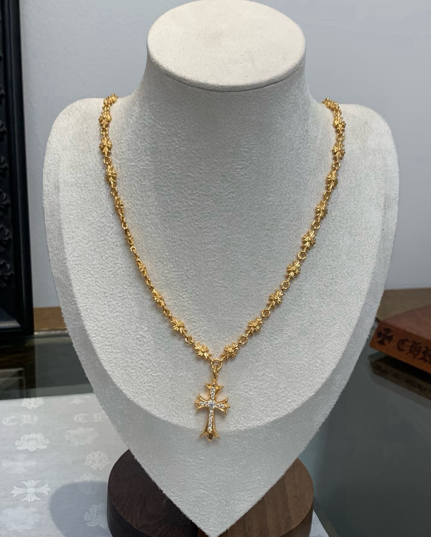 NO:590245,Batch Douyin / Kuaishou / ins / Xiaohongshu / live broadcast popular, new [counter quality] Chrome Hearts Chrome Hearts gold color cross necklace, concave and convex shapes, different pattern design styles, showing a distinctive cross. The Scout flower is the symbol of Chrome Hearts, so it is more durable. Genuine type Chrome Hearts Chrome Hearts is different from the ordinary light version in the market. Match the standard quality. Look at the printing details. The degree of retro gray oxidation. Seiko version!  !  !  Purely handmade ~ Authentic open mold fashion essentials. Can be worn by both men and women. Same style for couples. Official website original. Rock punk Thai silver style. Retro elements. Trendy and versatile!  , jewelry boutique, chrome hearts, chrome hearts, necklace, gold19860909批 抖音/快手/ins/小红书/直播热门 ,新款【专柜品质】Chrome Hearts克罗心黄金色十字架项链 凹凸造型不同的花纹设计风格 呈现出与众不同 十字架 童军花是克罗心的志 所以更经久不衰 正品打版Chrome Hearts克罗心 区别市场普通轻版 对版对标品质 看字印细节 复古做旧灰氧程度.精工版本！！！ 纯手工打造 ～正品开模潮流时尚必备 男女均可佩戴 情侣同款 官网原版 摇滚朋克泰银风格 复古元素 潮流百搭！,饰品精品,chrome hearts,chrome hearts,necklace,gold,Jewelry