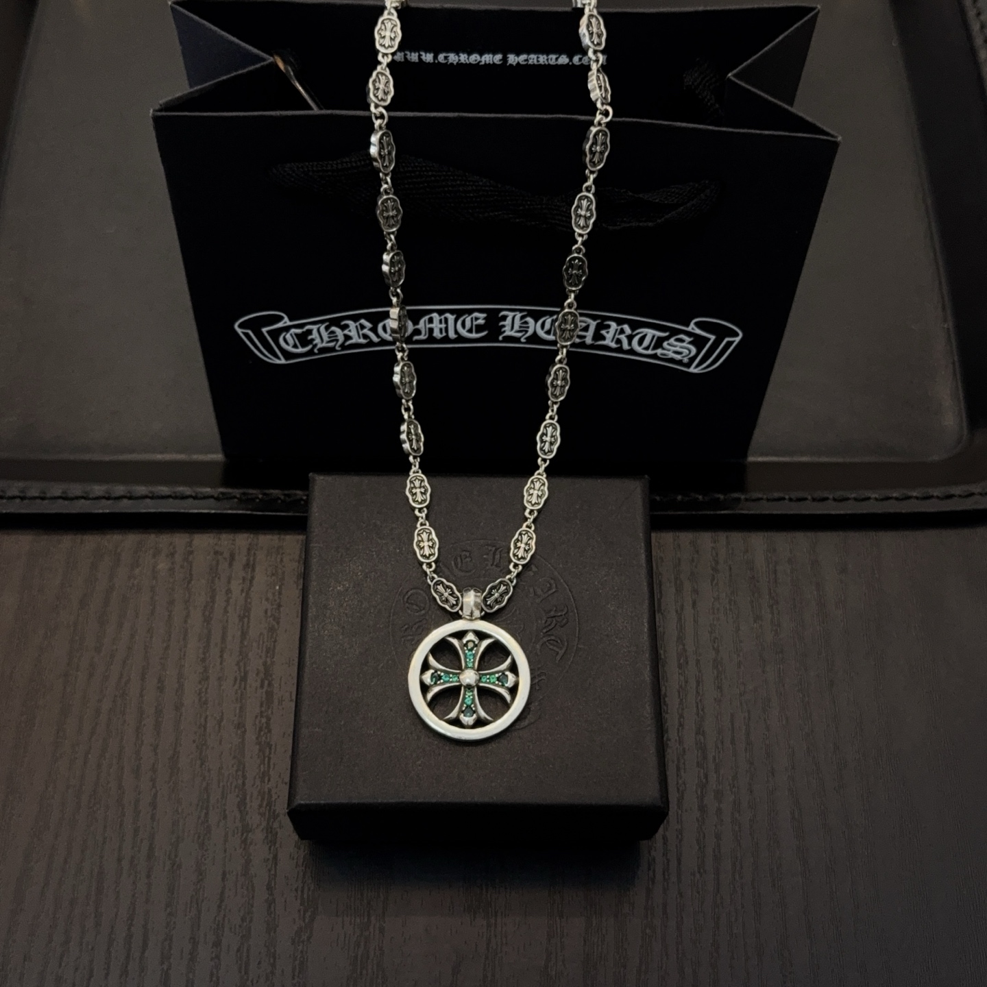 NO:557596,New [Counter Quality] Chrome Hearts Classic Retro Cross Flower Necklace, Green Diamond Round Pendant, Concave and Concave Shapes, Different Pattern Design Styles, Presenting a Distinctive Cross. The Scout Flower is Chrome Hearts’ symbol, so it is more durable. Genuine pattern-printed Chrome Hearts distinguishes the ordinary light version in the market. Match the standard quality. Look at the printing details. The degree of retro ash oxidation. Seiko version!  !  !  Purely handmade ~ Authentic open mold fashion essentials. Can be worn by both men and women. Same style for couples. Official website original. Rock punk Thai silver style. Retro elements. Trendy and versatile!  , jewelry boutique, chrome hearts, chrome hearts, necklace19860909新款【专柜品质】Chrome Hearts克罗心经典复古十字花项链 绿钻圆牌吊坠 凹凸造型不同的花纹设计风格 呈现出与众不同 十字架 童军花是克罗心的志 所以更经久不衰 正品打版Chrome Hearts克罗心 区别市场普通轻版 对版对标品质 看字印细节 复古做旧灰氧程度.精工版本！！！ 纯手工打造 ～正品开模潮流时尚必备 男女均可佩戴 情侣同款 官网原版 摇滚朋克泰银风格 复古元素 潮流百搭！,饰品精品,chrome hearts,chrome hearts,necklace,Jewelry