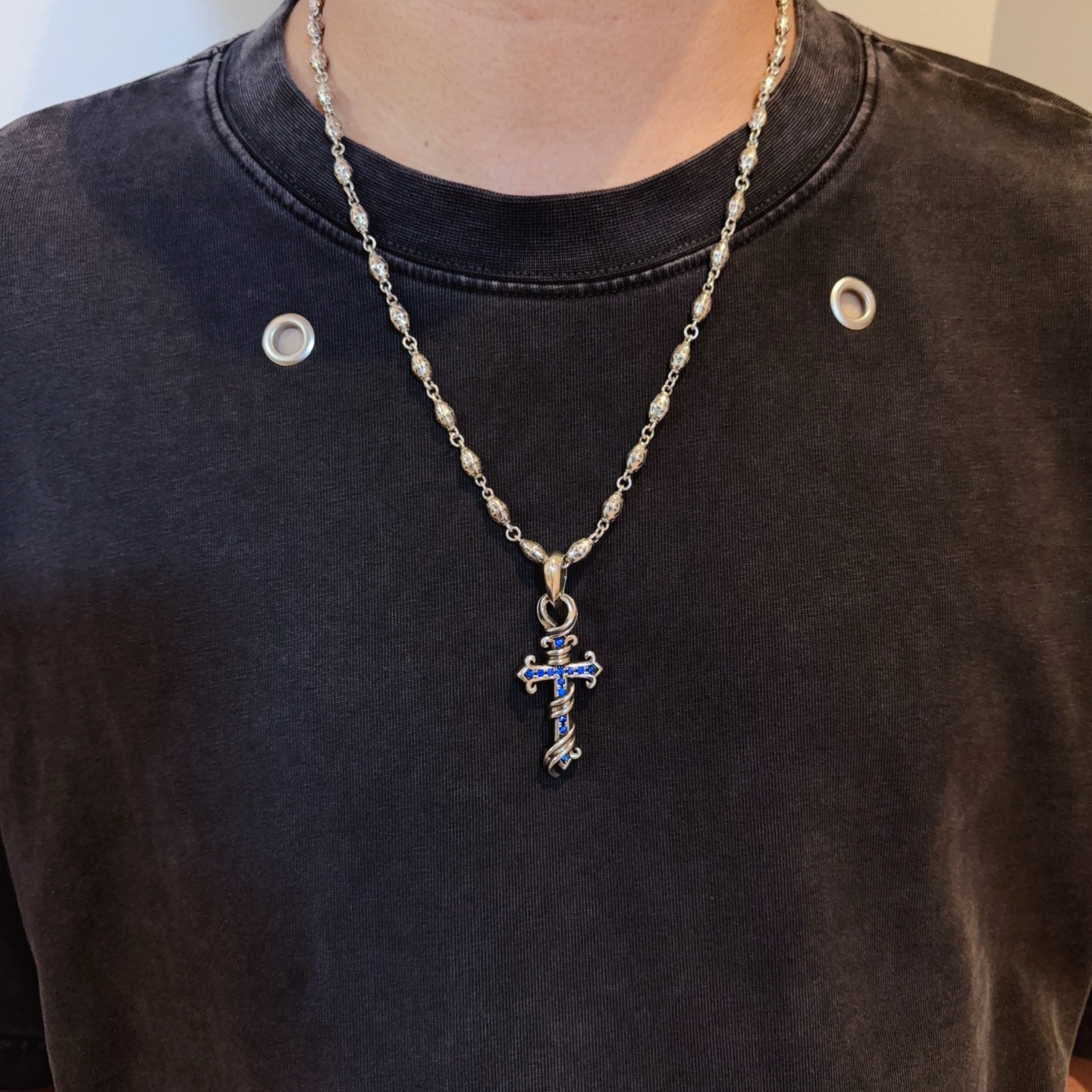 NO:557604,New [counter quality] Chrome Hearts classic retro cross flower ball necklace, blue diamond cross pendant, different pattern design styles with concave and convex shapes, showing a distinctive cross. The Scout flower is the symbol of Chrome Hearts, so it is more durable. Genuine pattern-printed Chrome Hearts distinguishes the ordinary light version in the market. Match the version and standard quality. Look at the printing details. The degree of retro gray oxidation. Seiko version!  !  !  Purely handmade ~ Authentic open mold fashion essentials. Can be worn by both men and women. Same style for couples. Official website original. Rock punk Thai silver style. Retro elements. Trendy and versatile!  , jewelry boutique, chrome hearts, chrome hearts, necklace19860909新款【专柜品质】Chrome Hearts克罗心经典复古十字花球项链 蓝钻十字架吊坠 凹凸造型不同的花纹设计风格 呈现出与众不同 十字架 童军花是克罗心的志 所以更经久不衰 正品打版Chrome Hearts克罗心 区别市场普通轻版 对版对标品质 看字印细节 复古做旧灰氧程度.精工版本！！！ 纯手工打造 ～正品开模潮流时尚必备 男女均可佩戴 情侣同款 官网原版 摇滚朋克泰银风格 复古元素 潮流百搭！,饰品精品,chrome hearts,chrome hearts,necklace,Jewelry