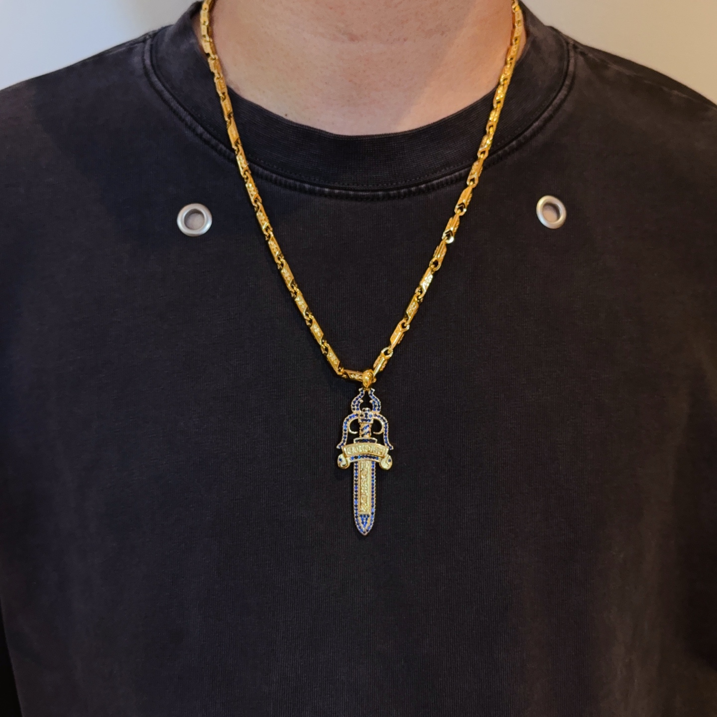 NO:557563,New [counter quality] Chrome Hearts gold classic retro cross necklace, blue diamond sword pendant, concave and convex shapes with different pattern design styles, showing a distinctive cross. The Scout flower is the symbol of Chrome Hearts, so it is more durable. Genuine patterned Chrome Hearts distinguishes the ordinary light version in the market. Match the version and benchmark quality. Look at the printing details, the degree of retro ash oxidation. Seiko version!  !  !  Purely handmade ~ Authentic open mold fashion essentials. Can be worn by both men and women. Same style for couples. Official website original. Rock punk Thai silver style. Retro elements. Trendy and versatile!  , jewelry boutique, chrome hearts, chrome hearts, necklace, gold19860909新款【专柜品质】Chrome Hearts克罗心黄金色经典复古十字架项链 蓝钻宝剑吊坠 凹凸造型不同的花纹设计风格 呈现出与众不同 十字架 童军花是克罗心的志 所以更经久不衰 正品打版Chrome Hearts克罗心 区别市场普通轻版 对版对标品质 看字印细节 复古做旧灰氧程度.精工版本！！！ 纯手工打造 ～正品开模潮流时尚必备 男女均可佩戴 情侣同款 官网原版 摇滚朋克泰银风格 复古元素 潮流百搭！,饰品精品,chrome hearts,chrome hearts,necklace,gold,Jewelry