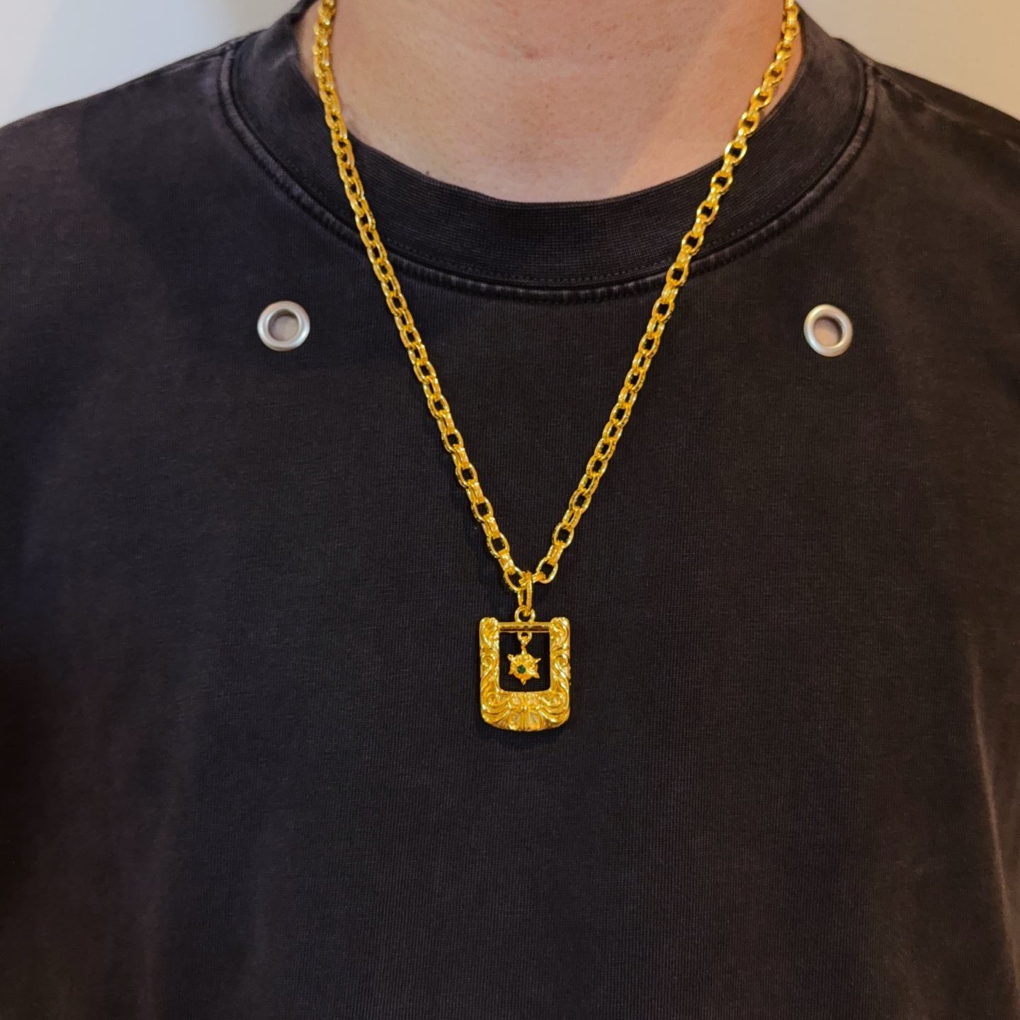 NO:557546,New [counter quality] Chrome Hearts gold-colored retro letter necklace, shield pendant, concave and convex shapes with different pattern design styles, showing a distinctive cross. The Scout flower is the symbol of Chrome Hearts, so it is more durable. Genuine pattern-printed Chrome Hearts distinguishes the ordinary light version in the market. Match the version and standard quality. Look at the printing details, the degree of retro gray oxidation. Seiko version!  !  !  Purely handmade ~ Authentic open mold fashion essentials. Can be worn by both men and women. Same style for couples. Official website original. Rock punk Thai silver style. Retro elements. Trendy and versatile!  , jewelry boutique, chrome hearts, chrome hearts, necklace, gold19860909新款【专柜品质】Chrome Hearts克罗心黄金色复古字母项链 盾牌吊坠 凹凸造型不同的花纹设计风格 呈现出与众不同 十字架 童军花是克罗心的志 所以更经久不衰 正品打版Chrome Hearts克罗心 区别市场普通轻版 对版对标品质 看字印细节 复古做旧灰氧程度.精工版本！！！ 纯手工打造 ～正品开模潮流时尚必备 男女均可佩戴 情侣同款 官网原版 摇滚朋克泰银风格 复古元素 潮流百搭！,饰品精品,chrome hearts,chrome hearts,necklace,gold,Jewelry