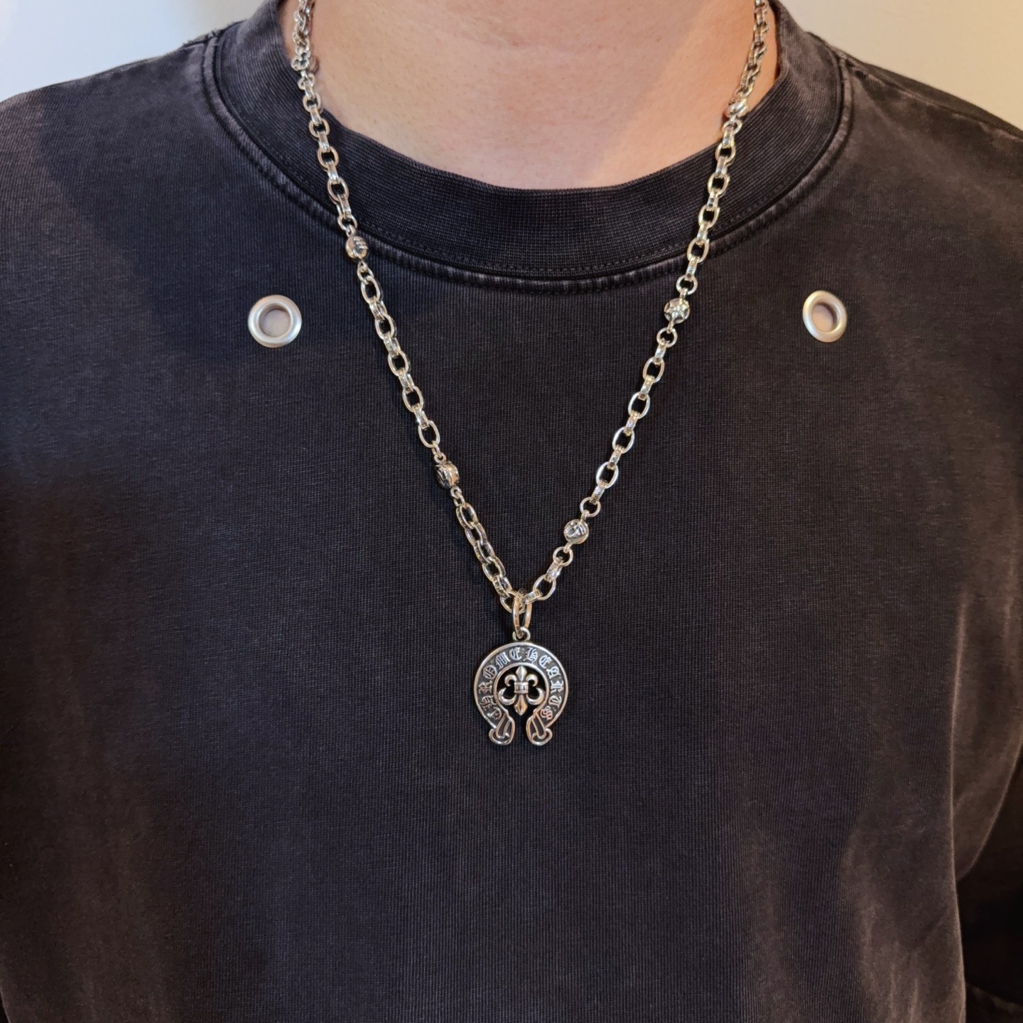 NO:557554,New [Counter Quality] Chrome Hearts Classic Retro Cross Flower Ball Necklace Horseshoe Print Scout Flower Pendant Different pattern design styles with concave and convex shapes, showing a distinctive cross. The Scout Flower is the symbol of Chrome Hearts, so it is more durable. Genuine pattern-printed Chrome Hearts distinguishes the ordinary light version in the market. Match the standard quality. Look at the printing details. The degree of retro gray oxidation. Seiko version!  !  !  Purely handmade ~ Authentic open mold fashion essentials. Can be worn by both men and women. Same style for couples. Official website original. Rock punk Thai silver style. Retro elements. Trendy and versatile!  , jewelry boutique, chrome hearts, chrome hearts, necklace19860909新款【专柜品质】Chrome Hearts克罗心经典复古十字花球项链 马蹄印童军花吊坠 凹凸造型不同的花纹设计风格 呈现出与众不同 十字架 童军花是克罗心的志 所以更经久不衰 正品打版Chrome Hearts克罗心 区别市场普通轻版 对版对标品质 看字印细节 复古做旧灰氧程度.精工版本！！！ 纯手工打造 ～正品开模潮流时尚必备 男女均可佩戴 情侣同款 官网原版 摇滚朋克泰银风格 复古元素 潮流百搭！,饰品精品,chrome hearts,chrome hearts,necklace,Jewelry