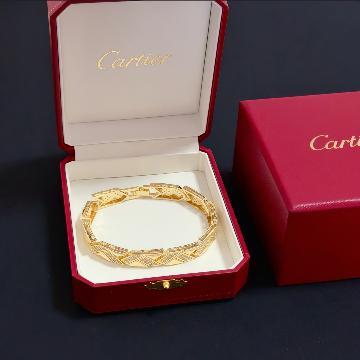 NO:557889,Cartier diamond-encrusted bracelet, high-end customized version, diamond-encrusted craftsmanship, V-gold material, classic and fashionable style, reconstructing the aesthetics of love with sharp lines!  Breaking the rules, the diamond-encrusted design actually achieves the ceiling of high-end sense - no need for flashy accumulation, love should be as pure as ever. Cartier is loved by many celebrities and Internet celebrities. The Leopard series bracelet is absolutely an eternal classic, and it is not limited to men and women, and there is no age limit!  Wear it and you will be the center of attention!  , jewelry boutique,cartier,bracelet,bracelet19860909卡地亚镶钻手链 高端定制版本 镶嵌钻工艺 V金材质 经典而时尚风格 用凌厉线条重构爱情美学！打破常规,镶嵌钻设计反而成就高级感天花板——无需浮华堆砌,爱本应纯粹如初 卡地亚受众多明星网红的爱戴 豹子系列手镯 绝对是永恒经典 而且男女不限 年龄不限 ！戴上它你就是焦点！,饰品精品,cartier,bracelet,bracelet,Jewelry