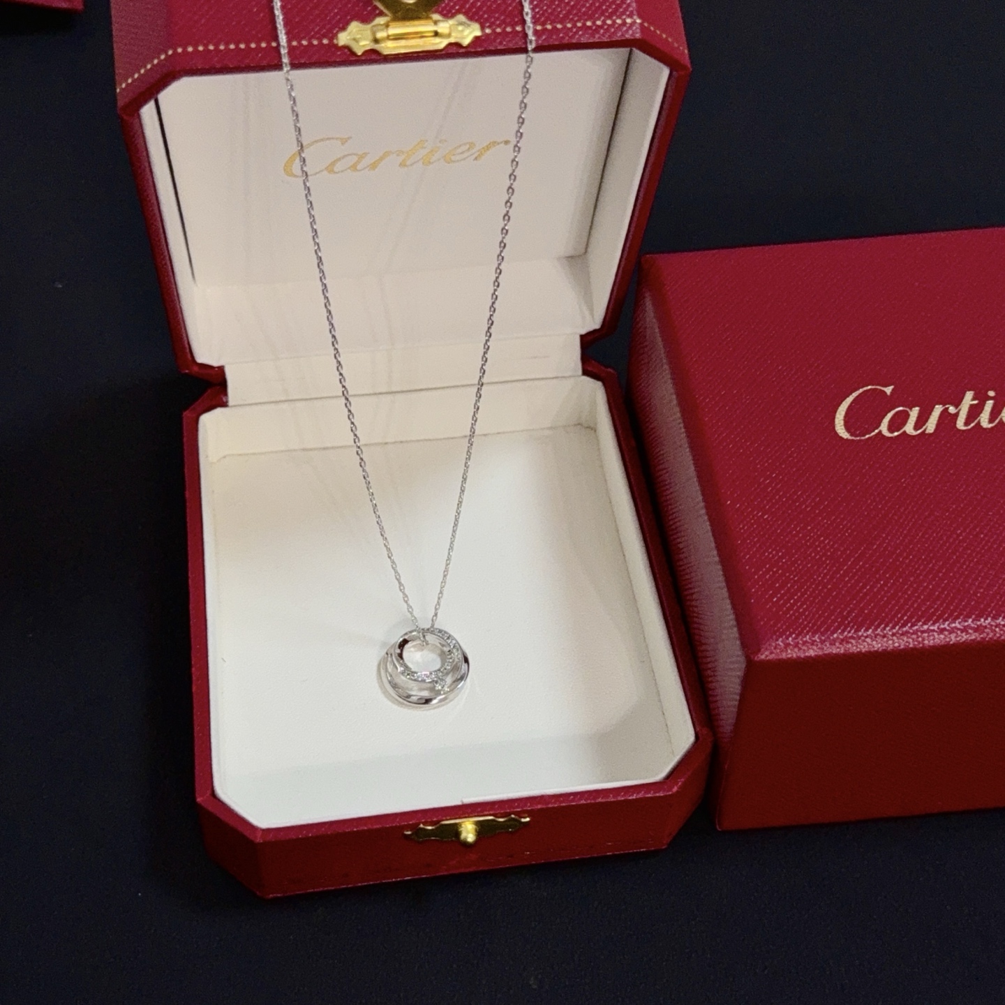 NO:557881,Cartier diamond-encrusted necklace, high-end customized version, diamond-encrusted craftsmanship, V gold material, classic and fashionable style, reconstruct the aesthetics of love with sharp lines!  Breaking the rules, the diamond-encrusted design actually achieves the ceiling of high-end sense - no need for flashy accumulation, love should be as pure as ever. Cartier is loved by many celebrities and Internet celebrities. The Leopard series bracelet is absolutely an eternal classic, and it is not limited to men and women, and there is no age limit!  Wear it and you will be the center of attention!  , jewelry boutique,cartier,necklace,bracelet19860909卡地亚镶钻项链 高端定制版本 镶嵌钻工艺 V金材质 经典而时尚风格 用凌厉线条重构爱情美学！打破常规,镶嵌钻设计反而成就高级感天花板——无需浮华堆砌,爱本应纯粹如初 卡地亚受众多明星网红的爱戴 豹子系列手镯 绝对是永恒经典 而且男女不限 年龄不限 ！戴上它你就是焦点！,饰品精品,cartier,necklace,bracelet,Jewelry