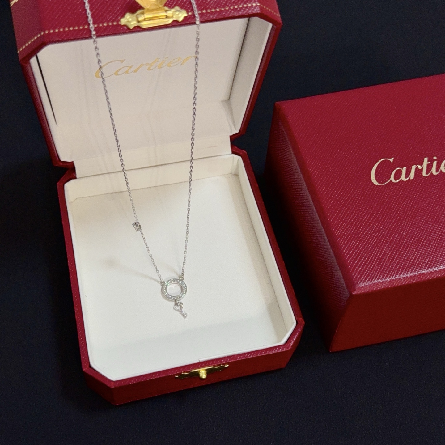 NO:557897,Cartier diamond-encrusted necklace, high-end customized version, diamond-encrusted craftsmanship, V gold material, classic and fashionable style, reconstruct the aesthetics of love with sharp lines!  Breaking the rules, the diamond-encrusted design actually achieves the ceiling of high-end sense - no need for flashy accumulation, love should be as pure as ever. Cartier is loved by many celebrities and Internet celebrities. The Leopard series bracelet is absolutely an eternal classic, and it is not limited to men and women, and there is no age limit!  Wear it and you will be the center of attention!  , jewelry boutique,cartier,necklace,bracelet19860909卡地亚镶钻项链 高端定制版本 镶嵌钻工艺 V金材质 经典而时尚风格 用凌厉线条重构爱情美学！打破常规,镶嵌钻设计反而成就高级感天花板——无需浮华堆砌,爱本应纯粹如初 卡地亚受众多明星网红的爱戴 豹子系列手镯 绝对是永恒经典 而且男女不限 年龄不限 ！戴上它你就是焦点！,饰品精品,cartier,necklace,bracelet,Jewelry