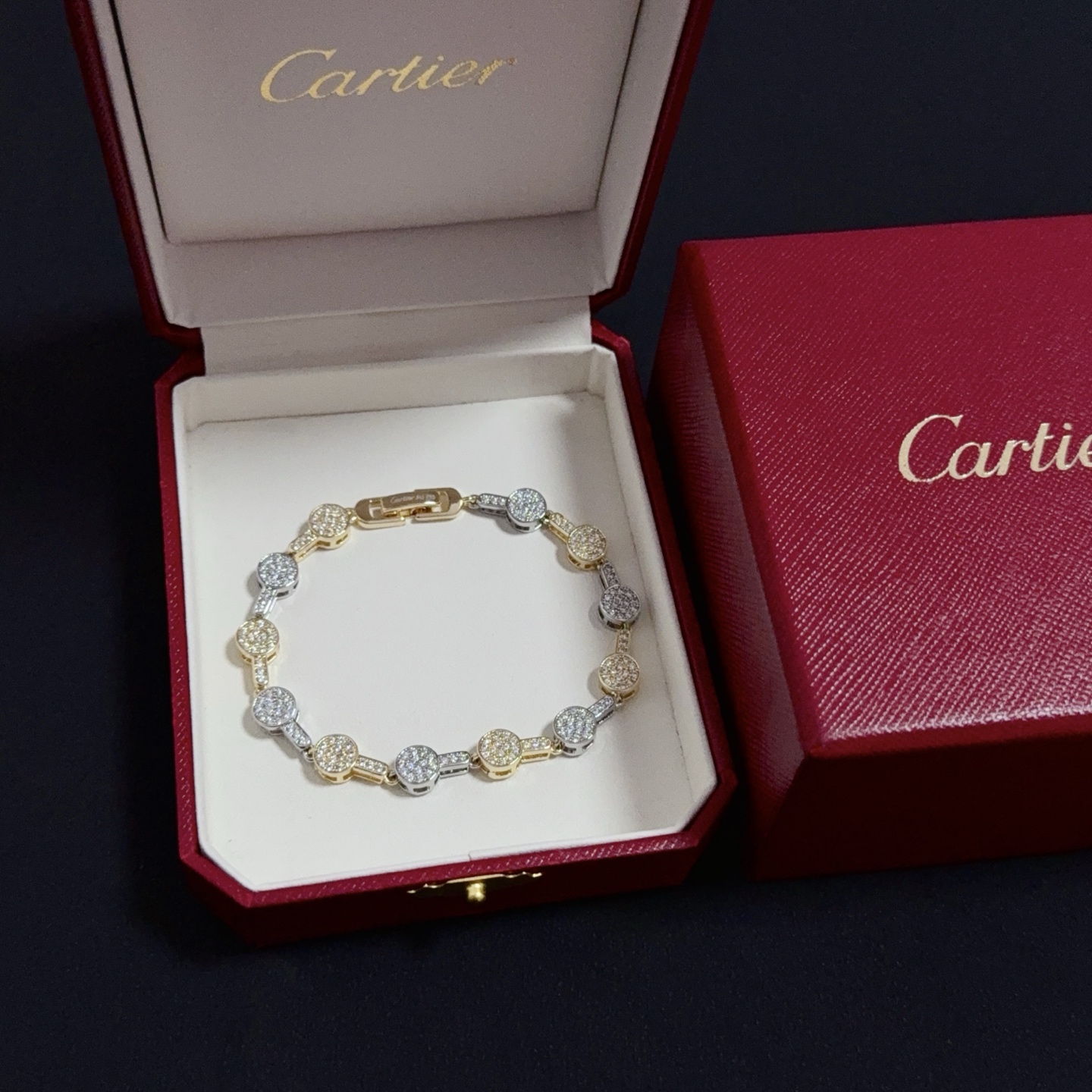 NO:557904,Cartier diamond-encrusted bracelet, high-end customized version, diamond-encrusted craftsmanship, V-gold material, classic and fashionable style, reconstructing the aesthetics of love with sharp lines!  Breaking the rules, the diamond-encrusted design actually achieves the ceiling of high-end sense - no need for flashy accumulation, love should be as pure as ever. Cartier is loved by many celebrities and Internet celebrities. The Leopard series bracelet is absolutely an eternal classic, and it is not limited to men and women, and there is no age limit!  Wear it and you will be the center of attention!  , jewelry boutique,cartier,bracelet,bracelet19860909卡地亚镶钻手链 高端定制版本 镶嵌钻工艺 V金材质 经典而时尚风格 用凌厉线条重构爱情美学！打破常规,镶嵌钻设计反而成就高级感天花板——无需浮华堆砌,爱本应纯粹如初 卡地亚受众多明星网红的爱戴 豹子系列手镯 绝对是永恒经典 而且男女不限 年龄不限 ！戴上它你就是焦点！,饰品精品,cartier,bracelet,bracelet,Jewelry