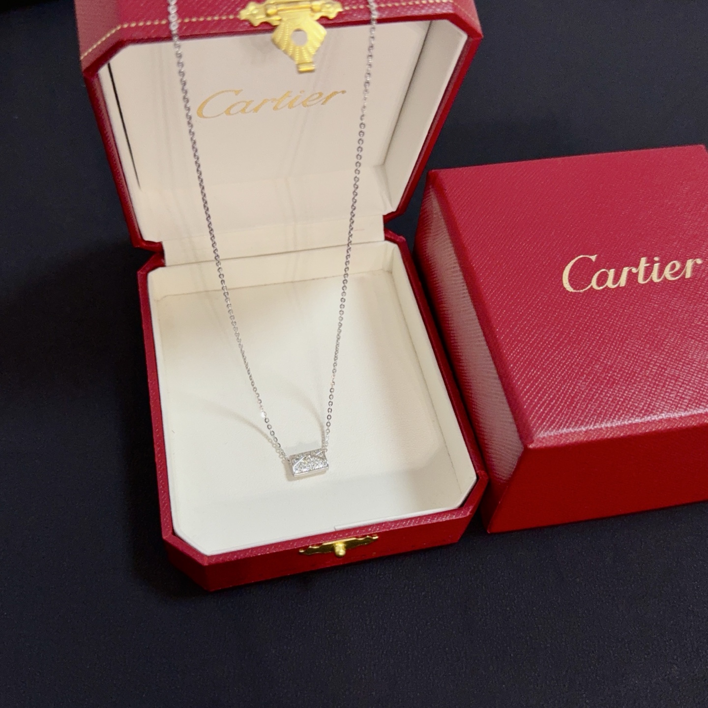 NO:557910,Cartier diamond-encrusted necklace, high-end customized version, diamond-encrusted craftsmanship, V gold material, classic and fashionable style, reconstruct the aesthetics of love with sharp lines!  Breaking the rules, the diamond-encrusted design actually achieves the ceiling of high-end sense - no need for flashy accumulation, love should be as pure as ever. Cartier is loved by many celebrities and Internet celebrities. The Leopard series bracelet is absolutely an eternal classic, and it is not limited to men and women, and there is no age limit!  Wear it and you will be the center of attention!  , jewelry boutique,cartier,necklace,bracelet19860909卡地亚镶钻项链 高端定制版本 镶嵌钻工艺 V金材质 经典而时尚风格 用凌厉线条重构爱情美学！打破常规,镶嵌钻设计反而成就高级感天花板——无需浮华堆砌,爱本应纯粹如初 卡地亚受众多明星网红的爱戴 豹子系列手镯 绝对是永恒经典 而且男女不限 年龄不限 ！戴上它你就是焦点！,饰品精品,cartier,necklace,bracelet,Jewelry