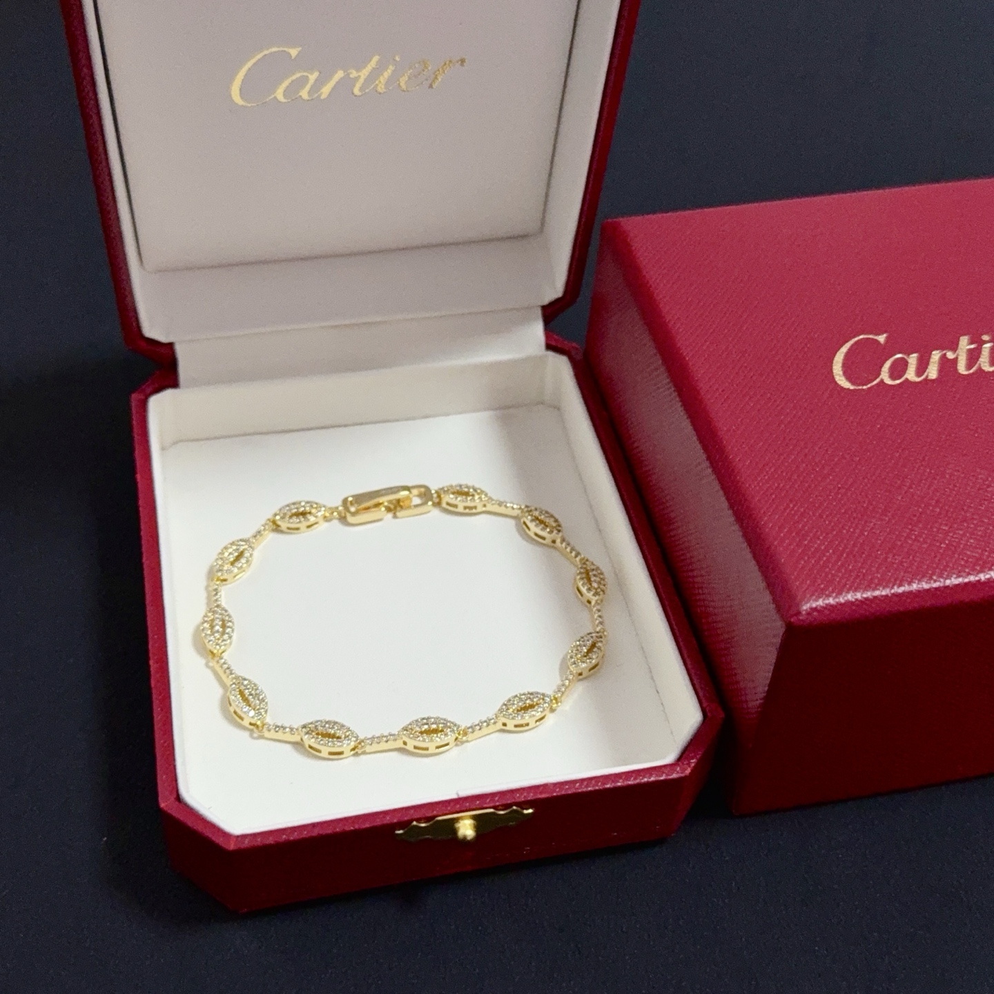 NO:557917,Cartier diamond-encrusted bracelet, high-end customized version, diamond-encrusted craftsmanship, V-gold material, classic and fashionable style, reconstructing the aesthetics of love with sharp lines!  Breaking the rules, the diamond-encrusted design actually achieves the ceiling of high-end sense - no need for flashy accumulation, love should be as pure as ever. Cartier is loved by many celebrities and Internet celebrities. The Leopard series bracelet is absolutely an eternal classic, and it is not limited to men and women, and there is no age limit!  Wear it and you will be the center of attention!  , jewelry boutique,cartier,bracelet,bracelet19860909卡地亚镶钻手链 高端定制版本 镶嵌钻工艺 V金材质 经典而时尚风格 用凌厉线条重构爱情美学！打破常规,镶嵌钻设计反而成就高级感天花板——无需浮华堆砌,爱本应纯粹如初 卡地亚受众多明星网红的爱戴 豹子系列手镯 绝对是永恒经典 而且男女不限 年龄不限 ！戴上它你就是焦点！,饰品精品,cartier,bracelet,bracelet,Jewelry