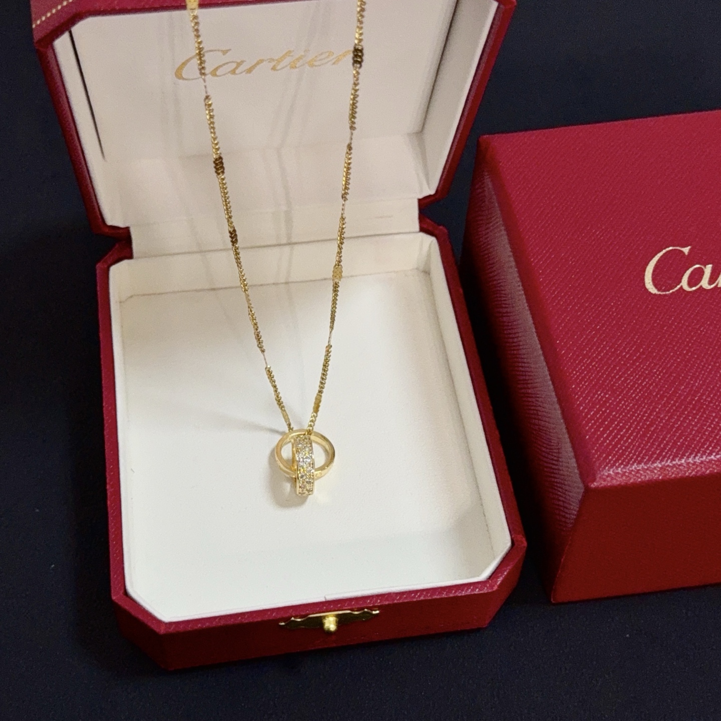 NO:557923,Cartier diamond-encrusted necklace, high-end customized version, diamond-encrusted craftsmanship, V gold material, classic and fashionable style, reconstruct the aesthetics of love with sharp lines!  Breaking the rules, the diamond-encrusted design actually achieves the ceiling of high-end sense - no need for flashy accumulation, love should be as pure as ever. Cartier is loved by many celebrities and Internet celebrities. The Leopard series bracelet is absolutely an eternal classic, and it is not limited to men and women, and there is no age limit!  Wear it and you will be the center of attention!  , jewelry boutique,cartier,necklace,bracelet19860909卡地亚镶钻项链 高端定制版本 镶嵌钻工艺 V金材质 经典而时尚风格 用凌厉线条重构爱情美学！打破常规,镶嵌钻设计反而成就高级感天花板——无需浮华堆砌,爱本应纯粹如初 卡地亚受众多明星网红的爱戴 豹子系列手镯 绝对是永恒经典 而且男女不限 年龄不限 ！戴上它你就是焦点！,饰品精品,cartier,necklace,bracelet,Jewelry